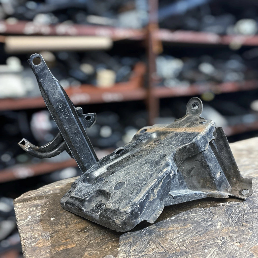 2008 TOYOTA YARIS MK2 1.4 DIESEL BATTERY TRAY HOLDER 1NDTV
