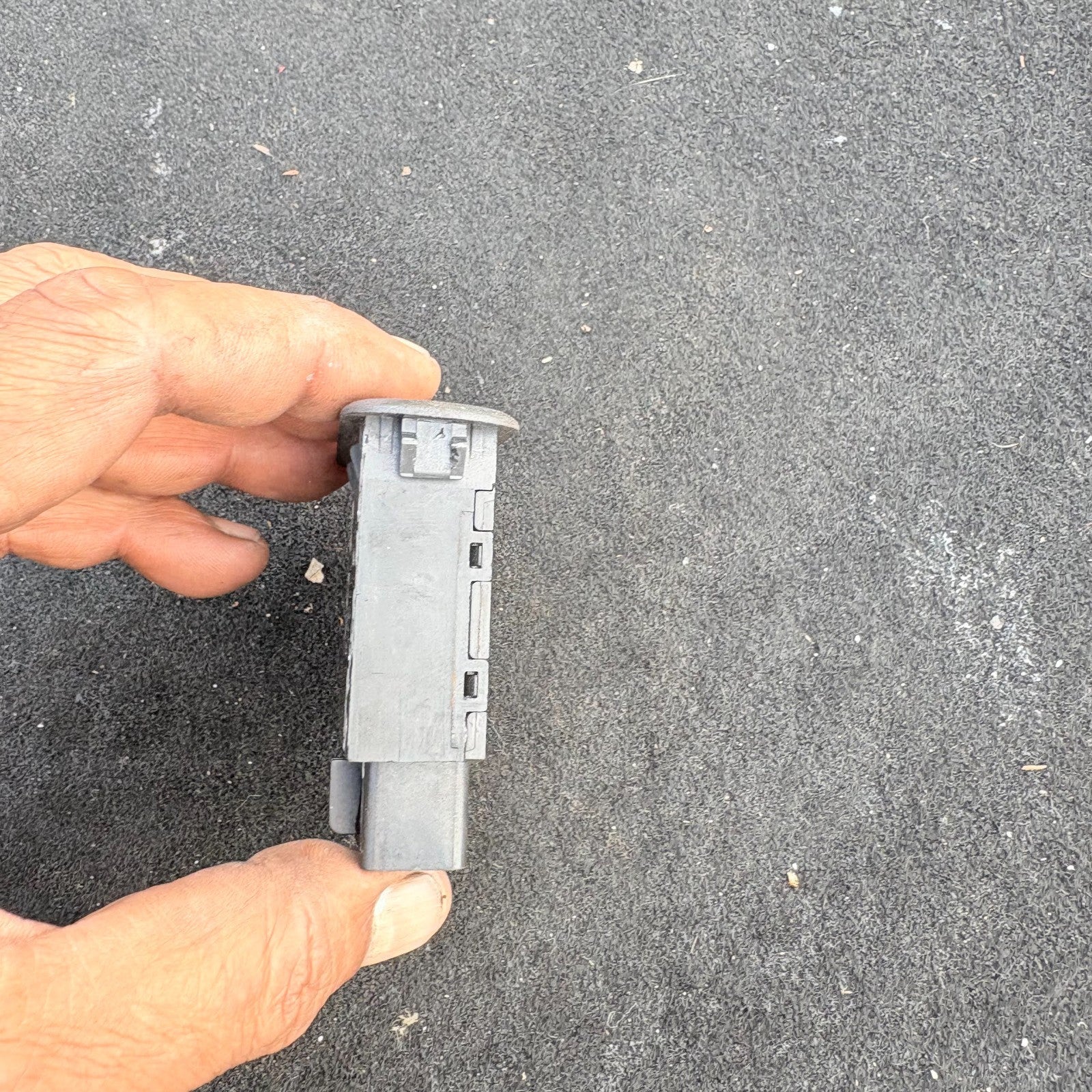 KIA SORENTO DRIVER FRONT FUEL FLAP SWITCH 93550-3E020