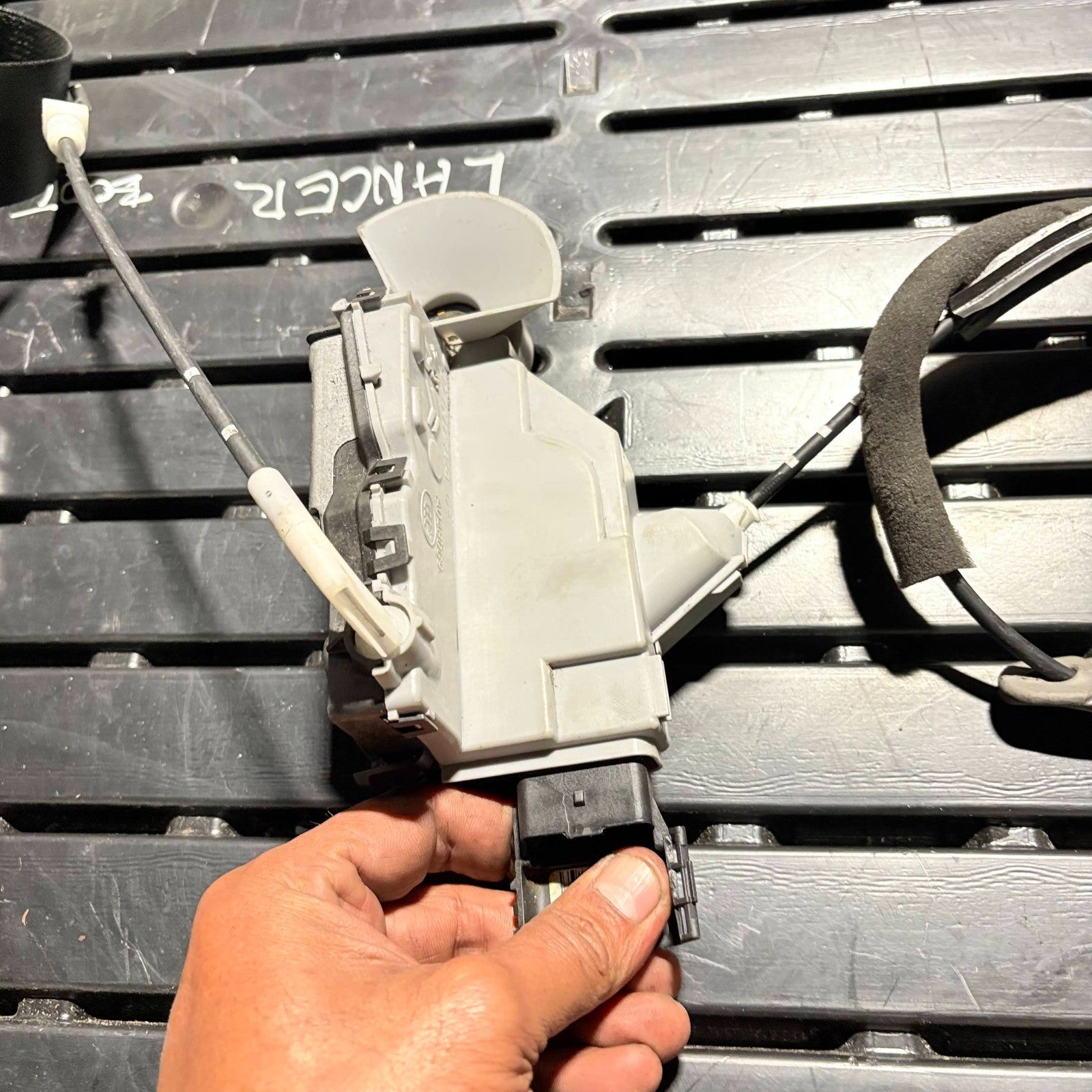 2015 CITROEN DS3 DOOR LOCK ASSEMBLY (RIGHT FRONT) A04973