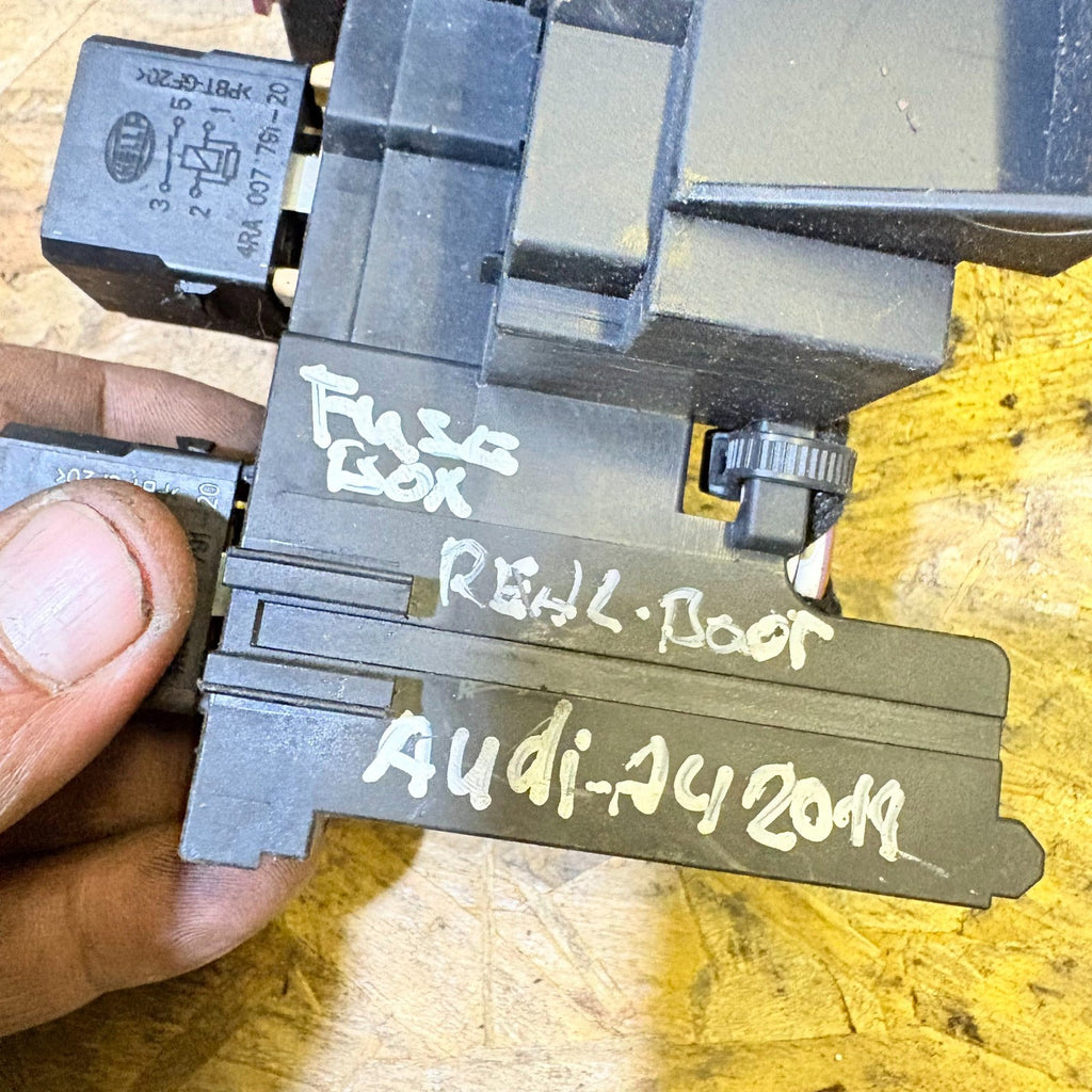 AUDI A4 B9 8W 2015-2019 REAR BOOT FUSE RELAY BOX BOARD CARRIER CUT WIRE
