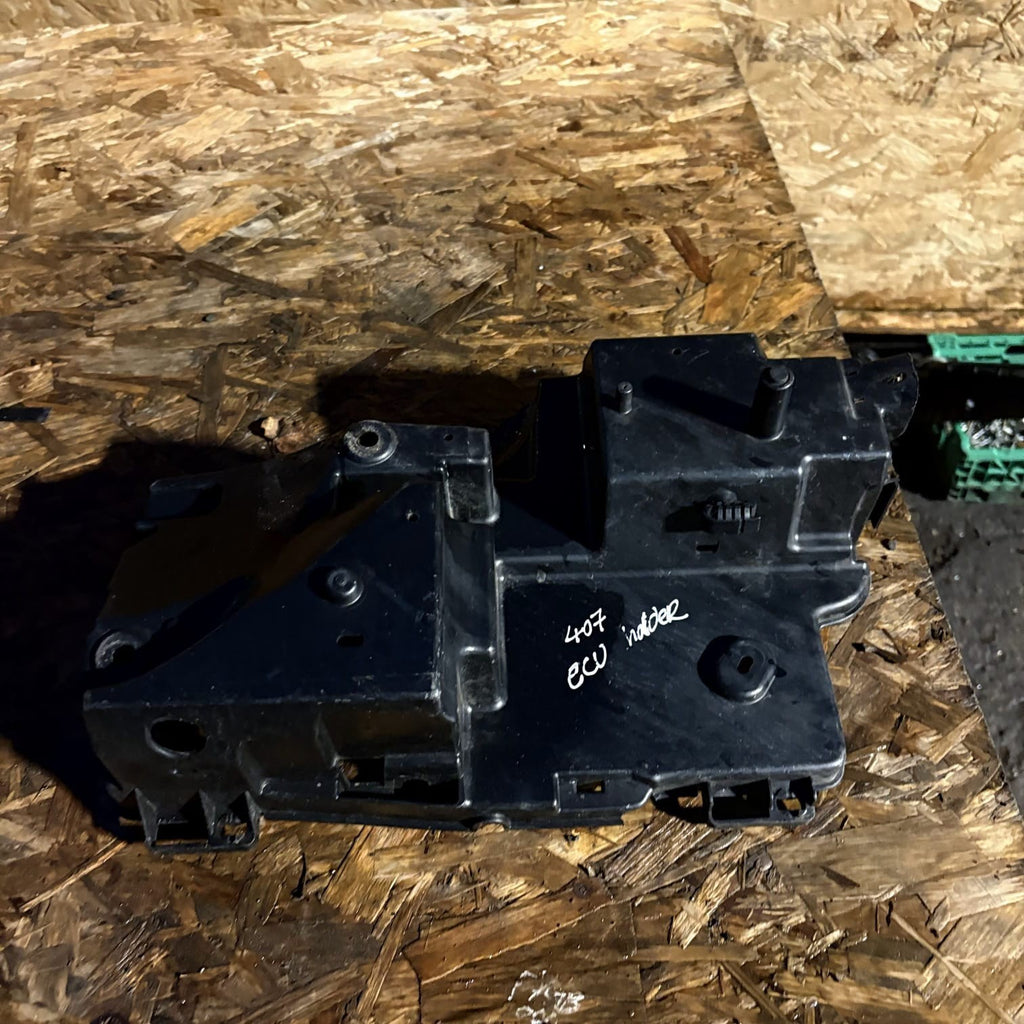 Peugeot 407 SW Estate ECU Fuse Box Holder Tray Engine Bay 96448558 04-11