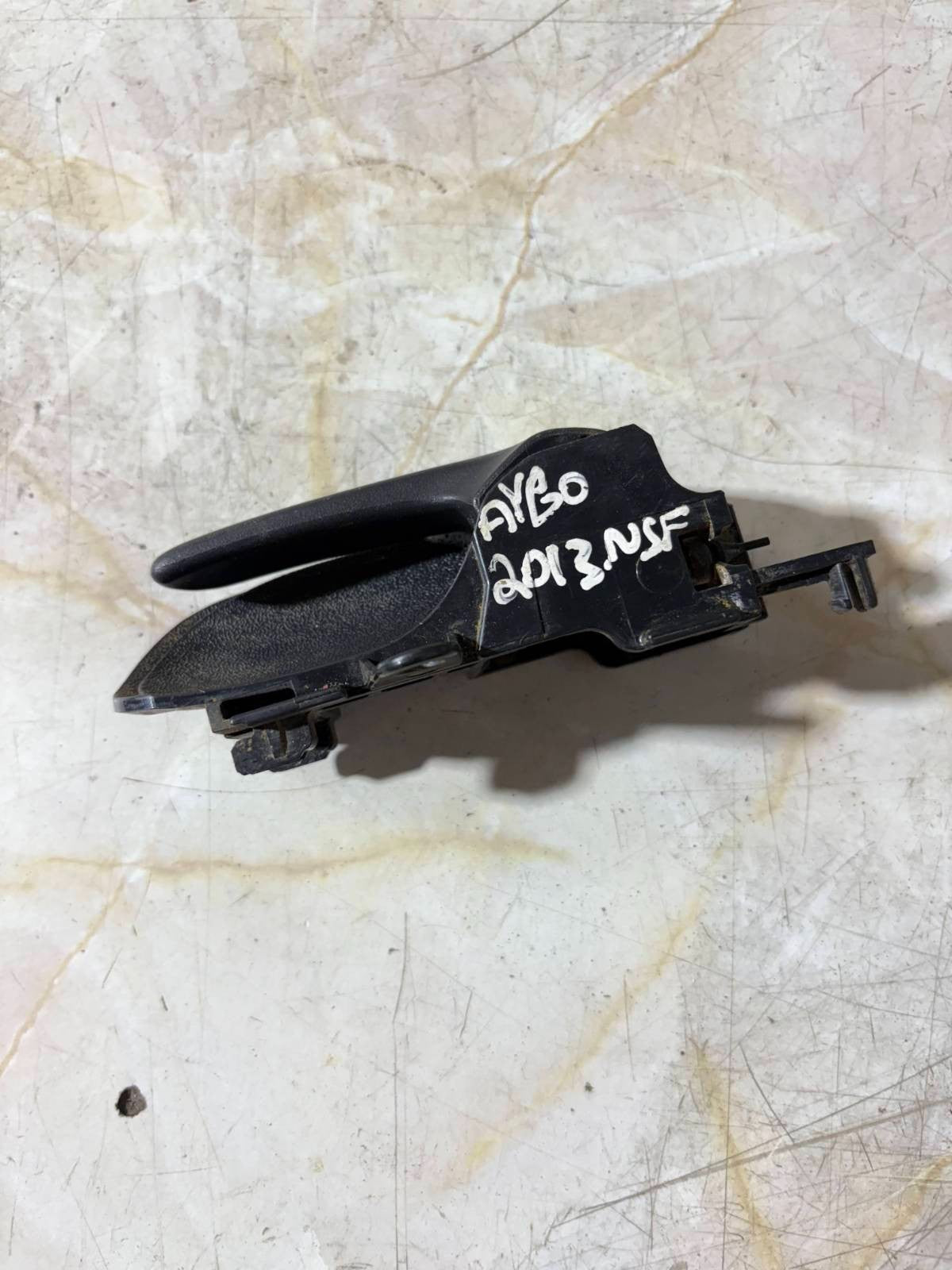 TOYOTA AYGO 2013 MK1 NSF LEFT FRONT INTERIOR DOOR HANDLE ABS7930 2007-2013