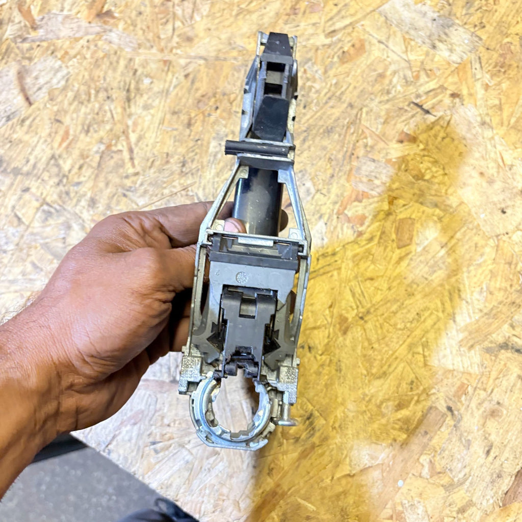VOLKSWAGEN POLO 2012 EXTERIOR DOOR HANDLE FRONT RIGHT DRIVER SIDE