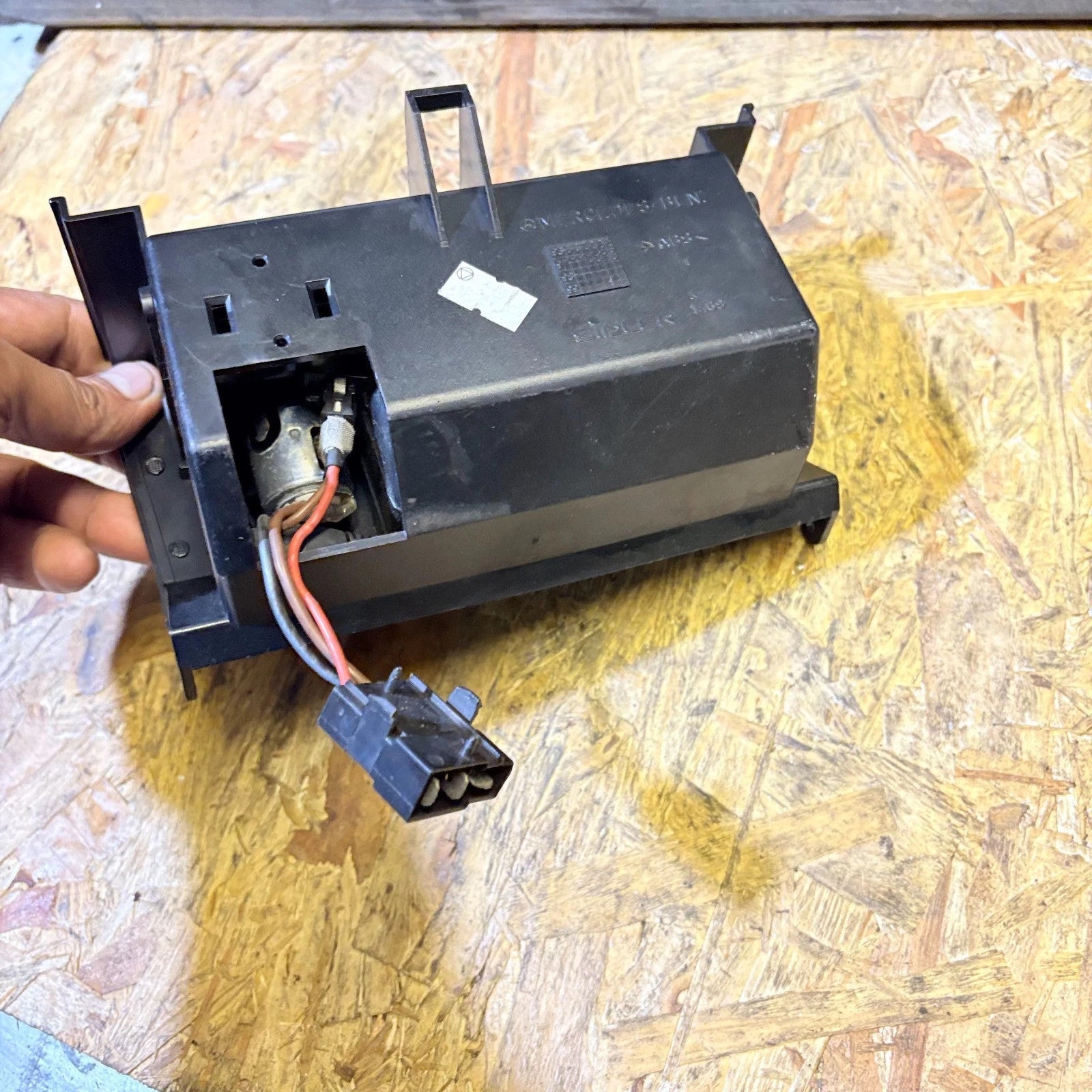 1998 MERCEDES ASHTRAY AND POWER SOCKET