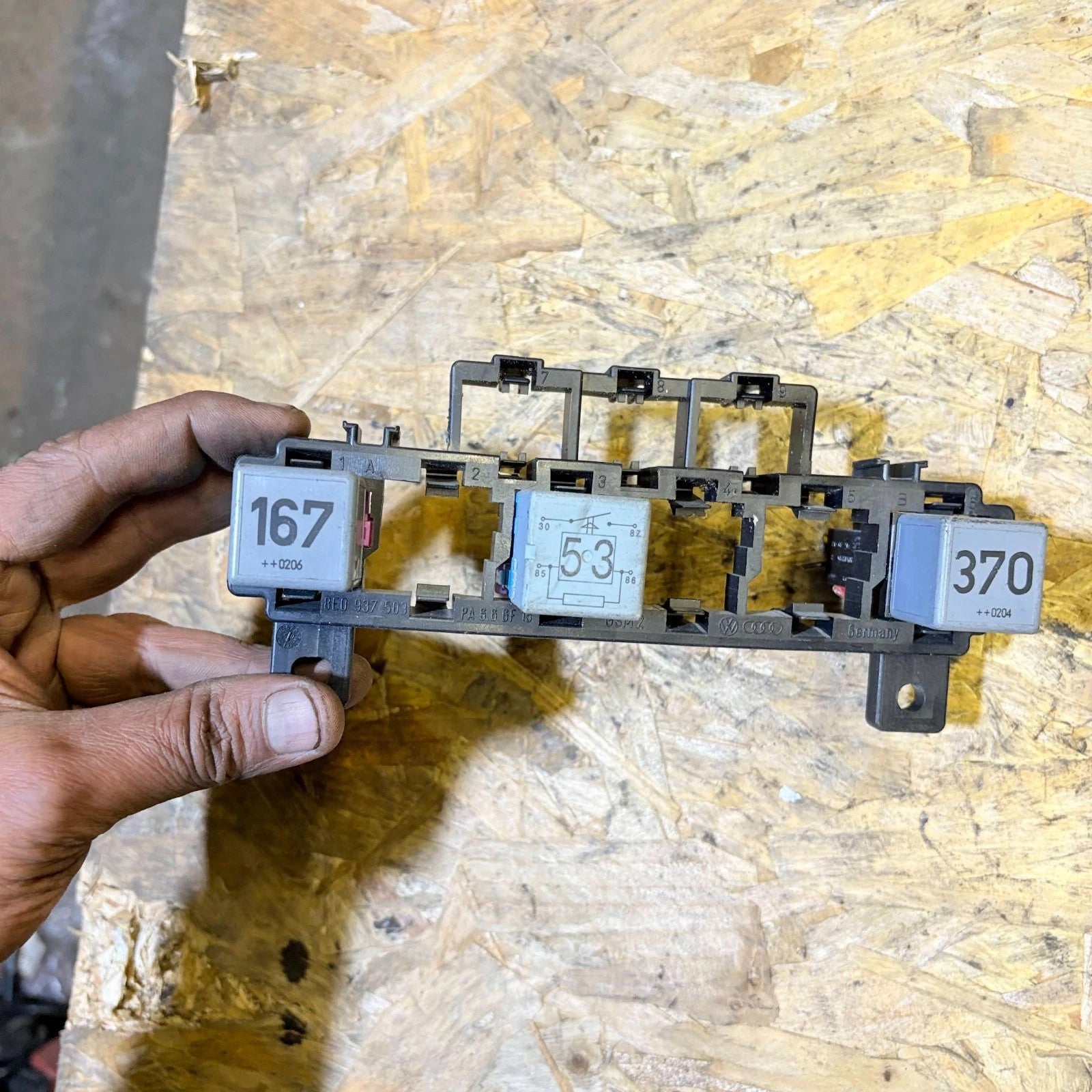 AUDI A4 2002 FUSE RELAY BOX BRACKET 8E0937503