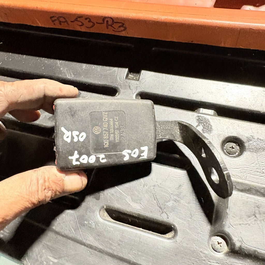 VW EOS CONVERTIBLE DRIVER SIDE REAR SEATBELT BUCKLE 1Q0857740 2007