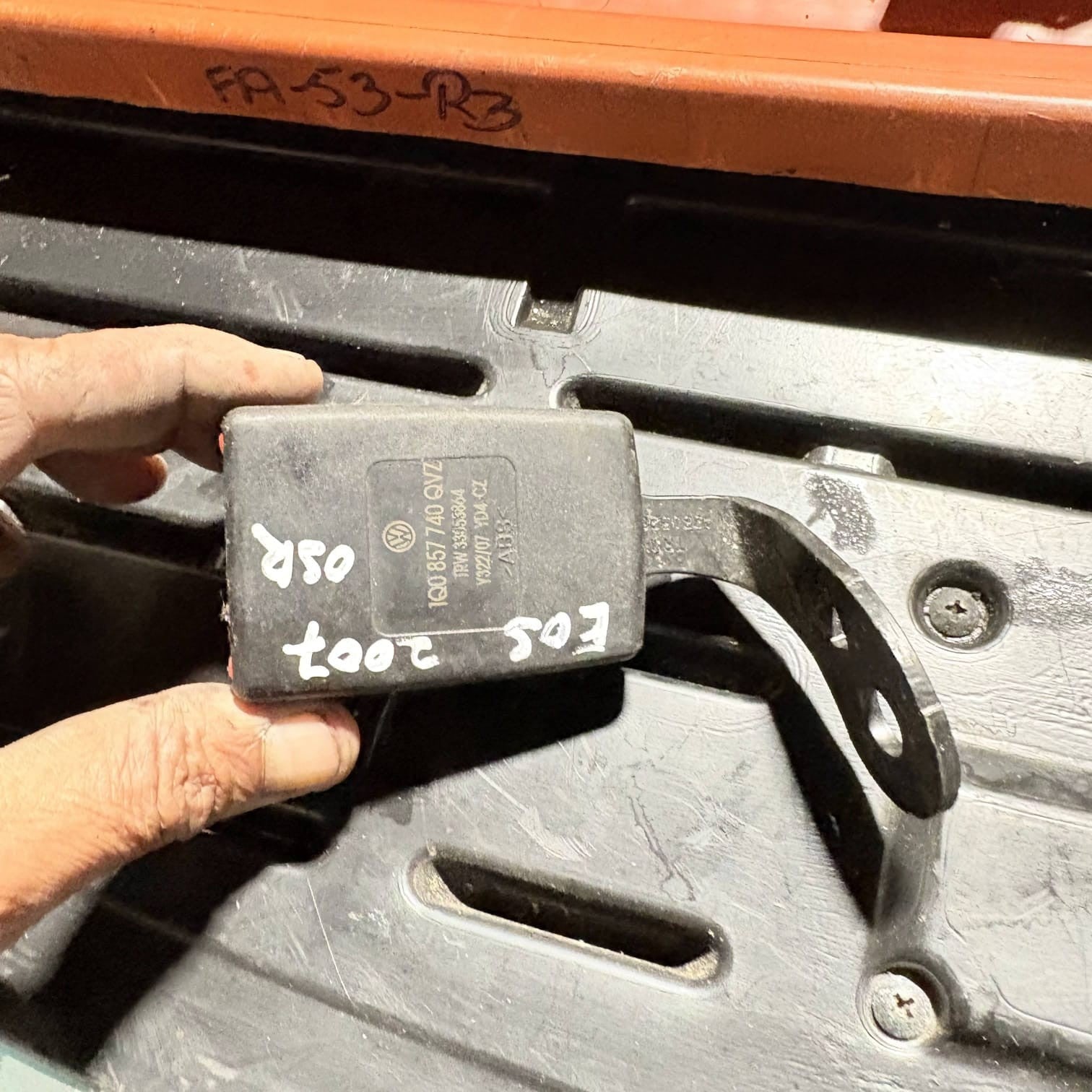 VW EOS CONVERTIBLE DRIVER SIDE REAR SEATBELT BUCKLE 1Q0857740 2007