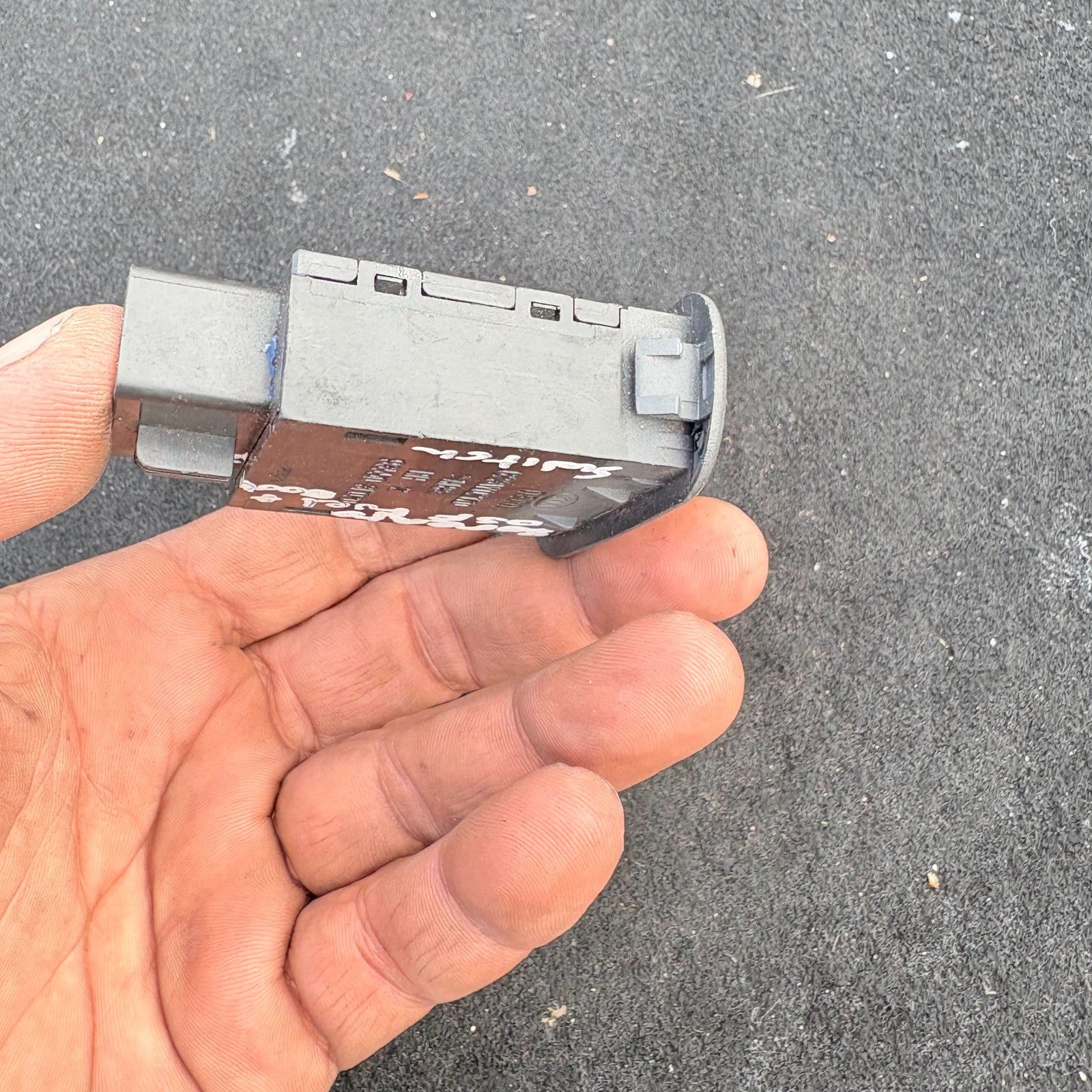 KIA SORENTO DRIVER FRONT FUEL FLAP SWITCH 93550-3E020