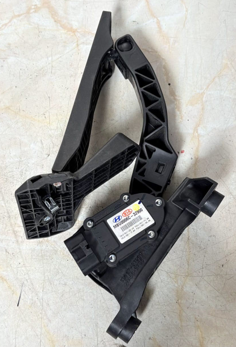 HYUNDAI I40 ACCELERATOR THROTTLE PEDAL 32727-2T900