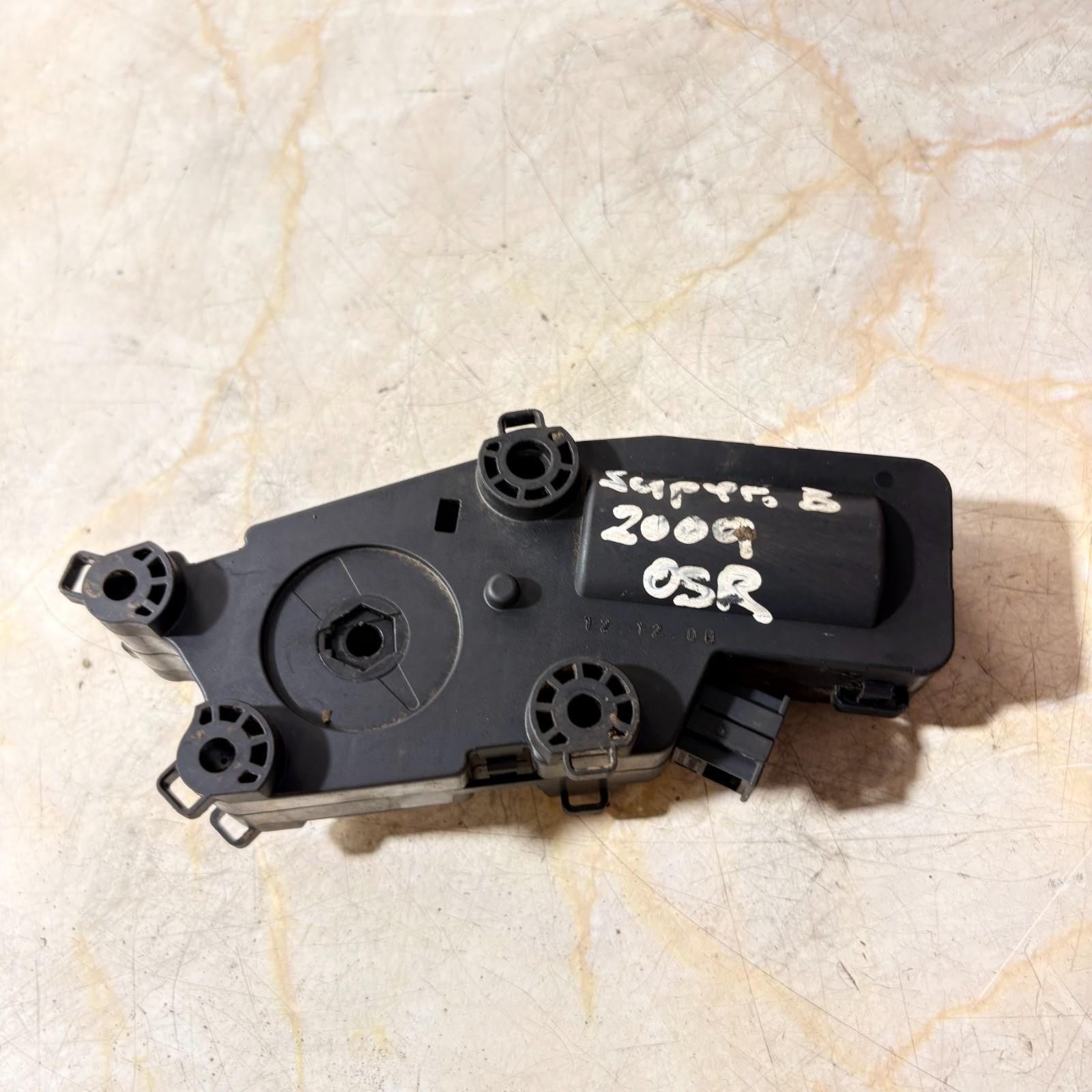 Skoda Superb II 3T sedan actuator flap hinge tailgate right 3T0827300B 2009