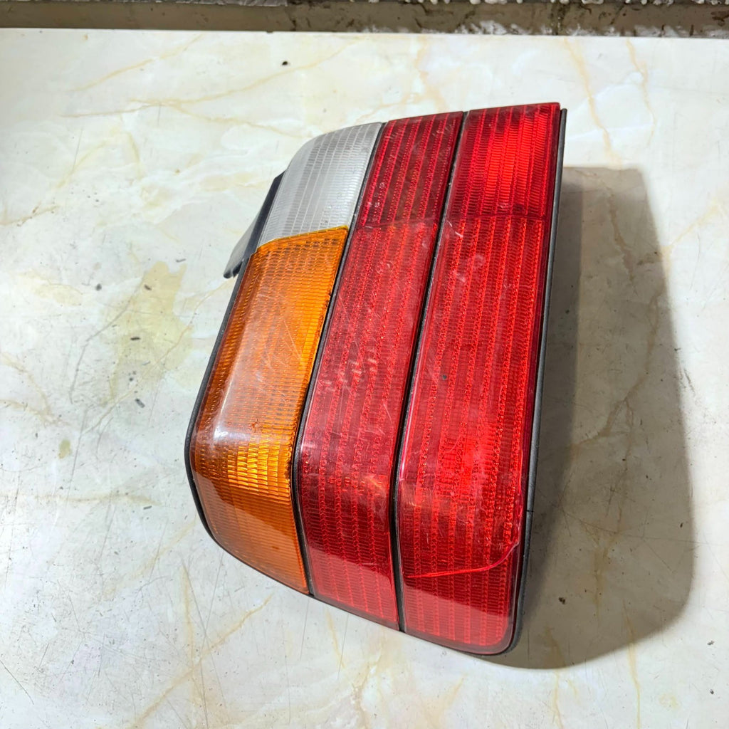 BMW E36 3 SERIES 4DR SALOON 1990-1998 RIGHT REAR TAIL LIGHT AMBER 63211387362