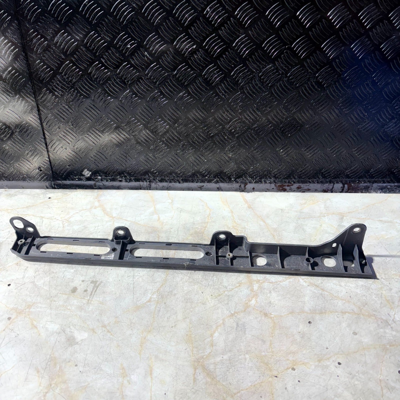 2012-2024 Land Rover Range Rover L405 Fender mounting bracket C8C9AT8143