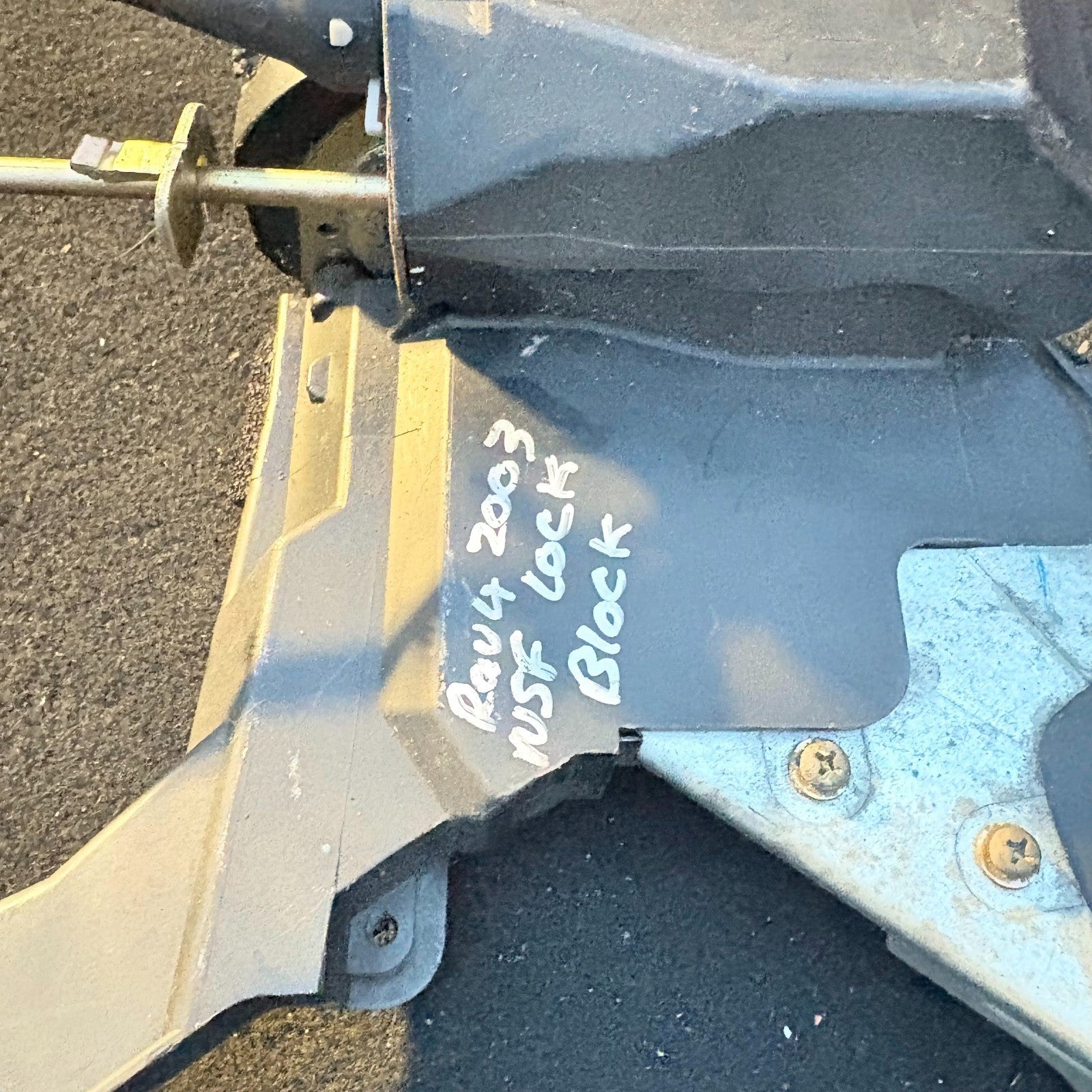 2003 TOYOTA RAV 4 PASSENGER NEARSIDE FRONT DOOR LOCK CATCH