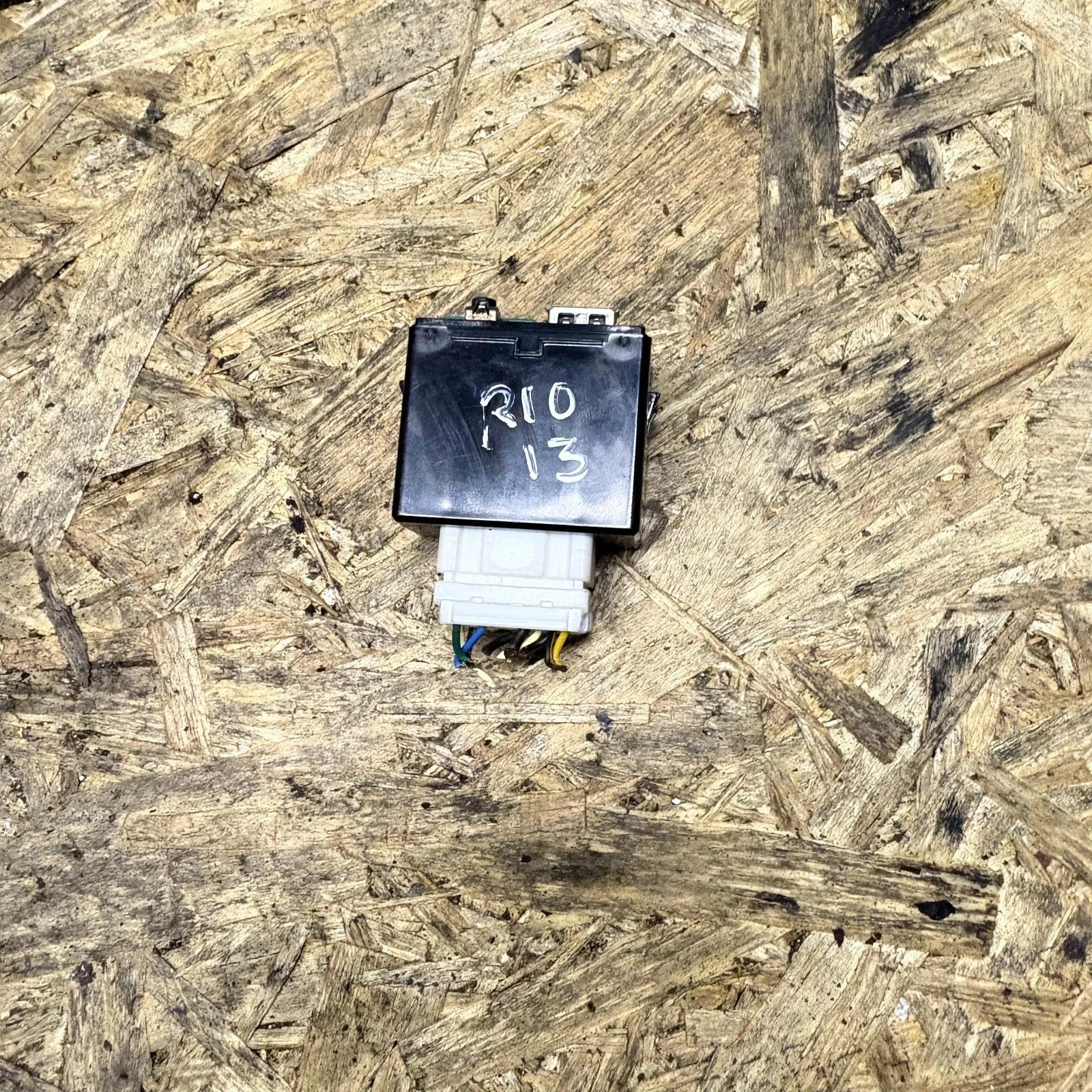 Kia Rio / Pride 2011-2015 AUX USB iPod Input Socket Port 96120-1W000