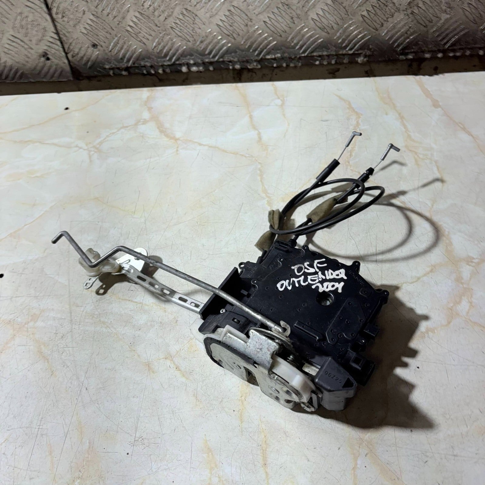 2004 MITSUBISHI OUTLANDER DOOR LOCK DRIVER FRONT RIGHT SIDE
