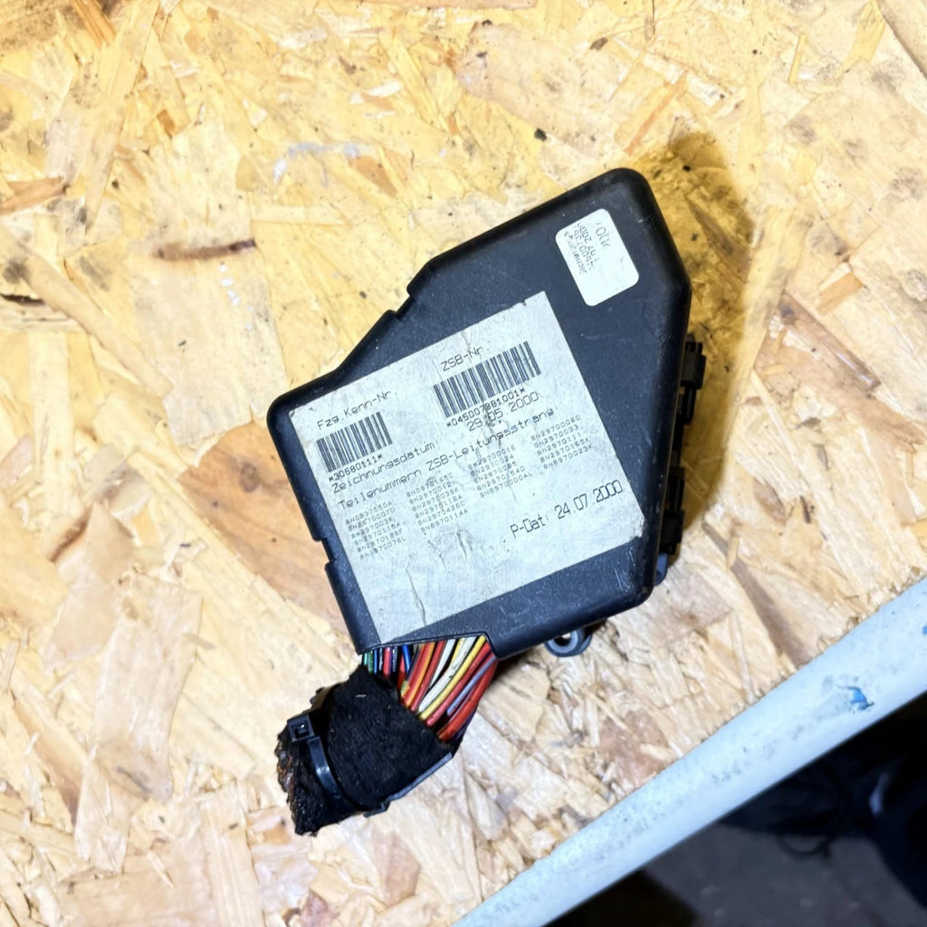 AUDI A8 D3 3.0 TDI DIESEL FUSE RELAY BOX 8D1941824 30680111 2000