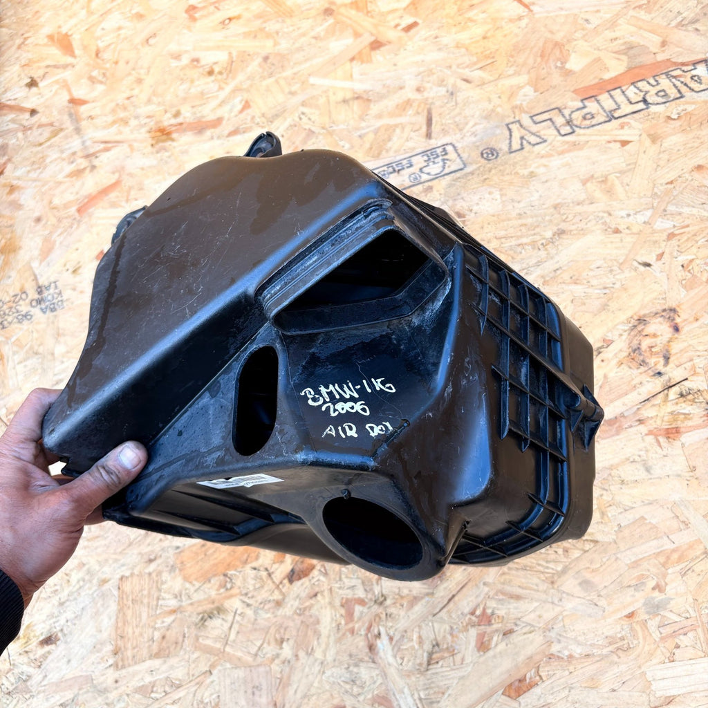 BMW 1 SERIES E87 116I 2004-2011 AIRBOX INTAKE FILTER HOUSING 13717523628