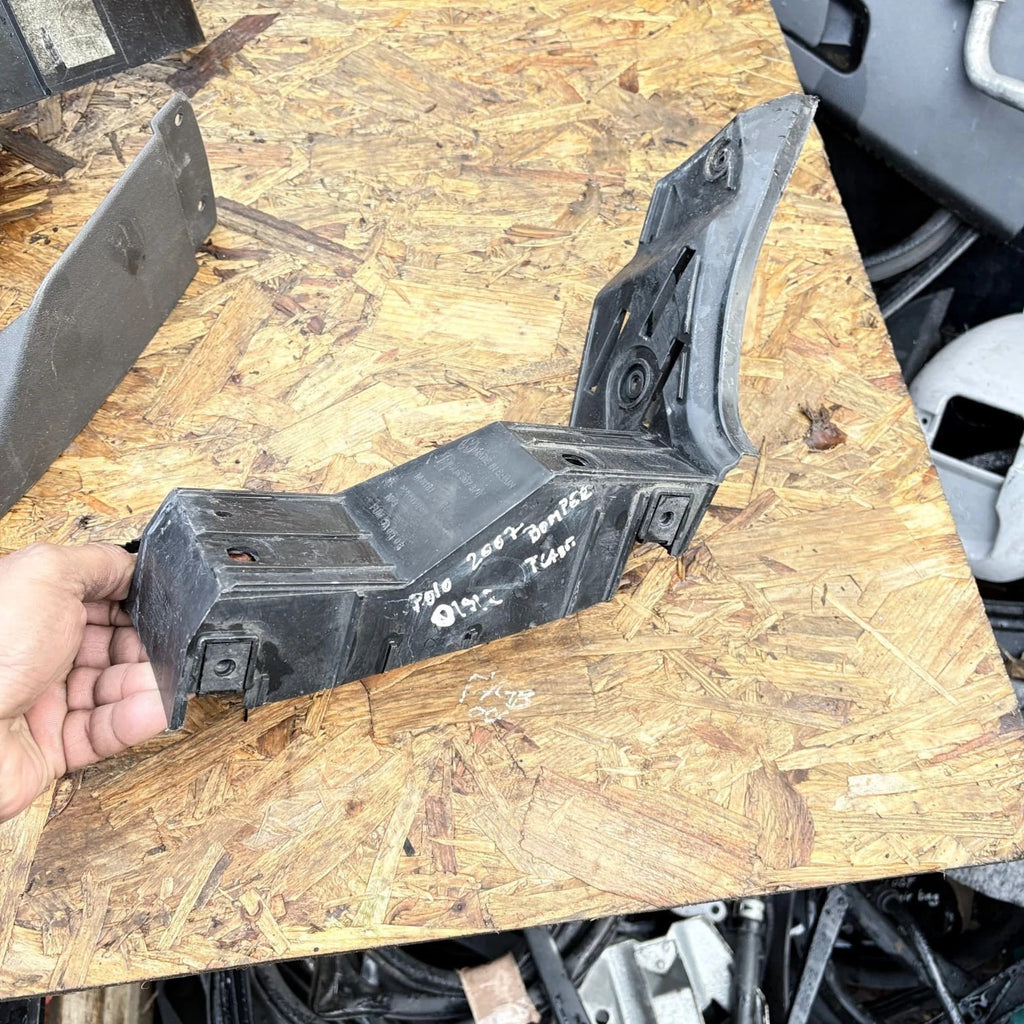 2007 VW POLO 9N DRIVERS REAR SIDE BUMPER BRACKET MOUNT 6Q6807376