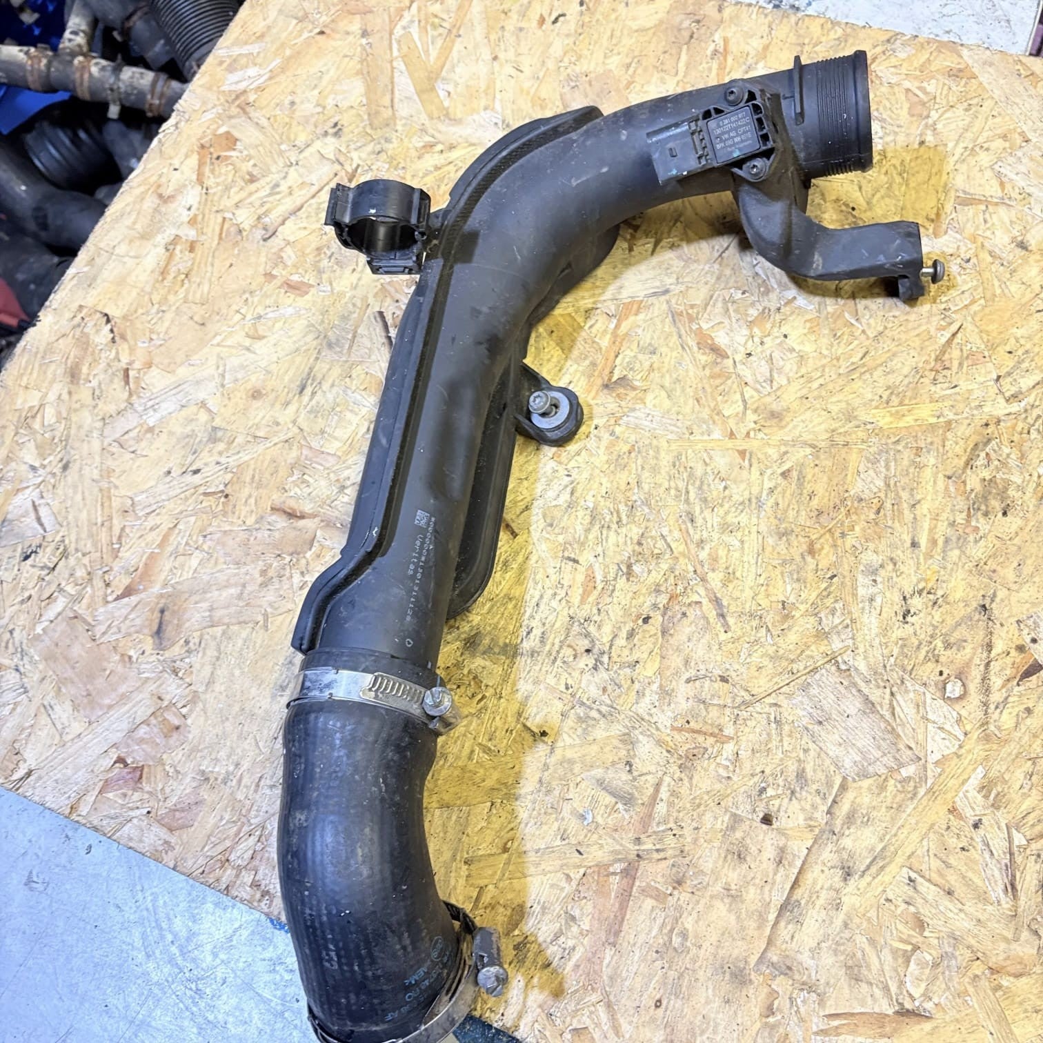SKODA YETI 2013 2.0 TDI AIR INTAKE PIPE HOSE 0281002977