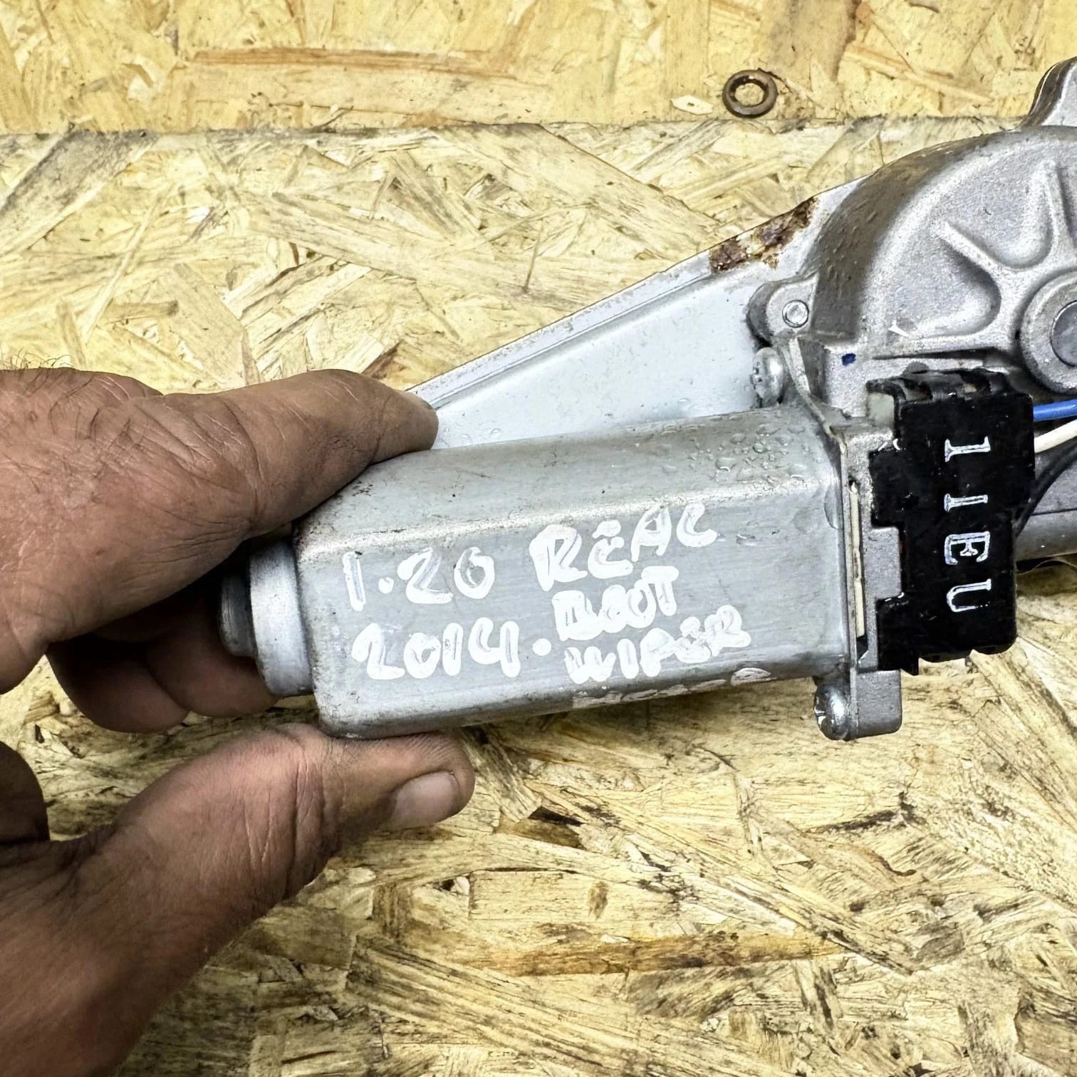 HYUNDAI I20 REAR WINDSCREEN WIPER MOTOR 2014 98710-1J500
