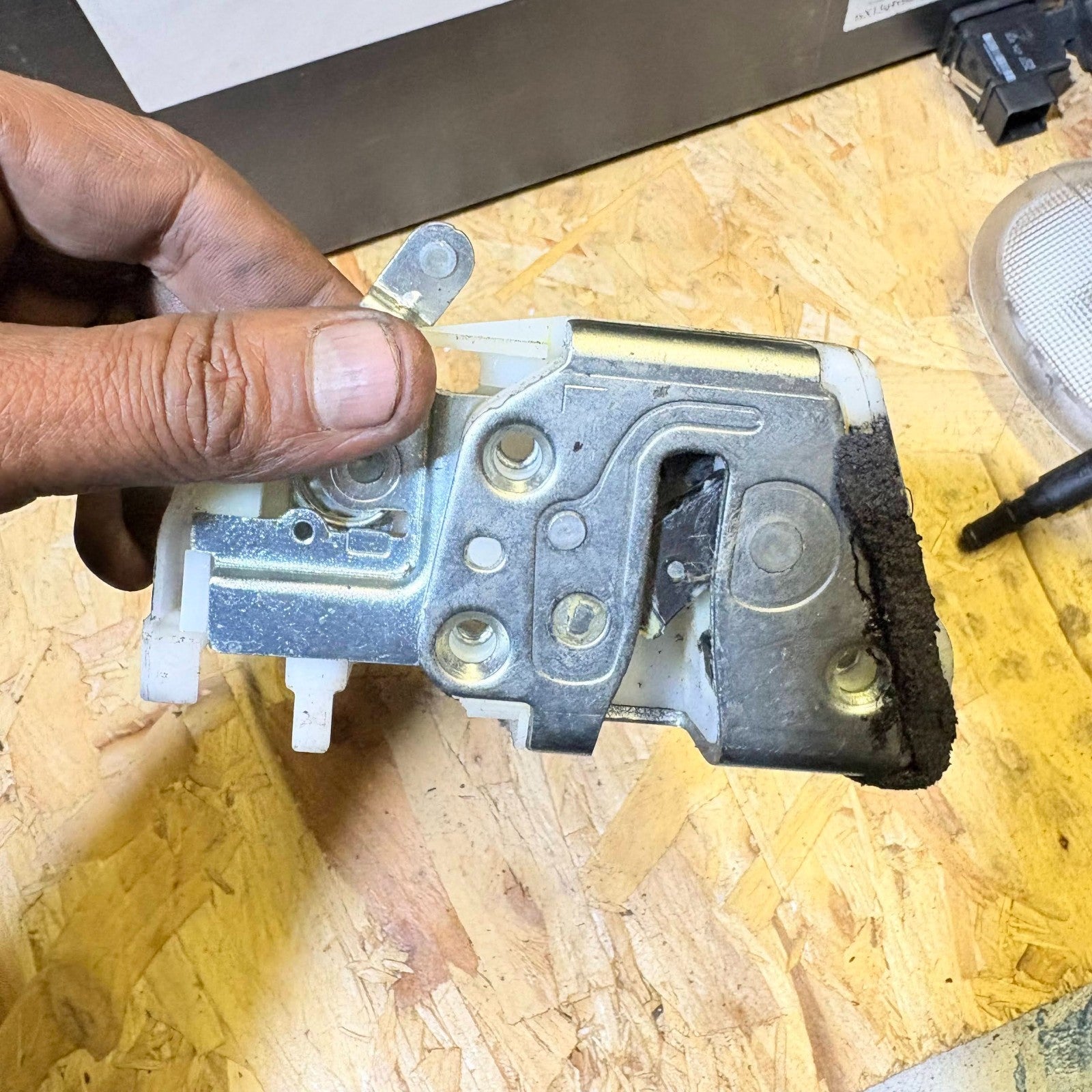 VAUXHALL AGILA DOOR LOCK MECH PASSENGER FRONT LEFT SIDE 5DR 82302-51K12 08-14