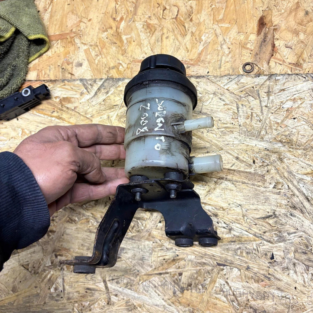 Kia Sorento BL Power Steering Reservoir Tank 57150-3E100 Bracket 2006-2008