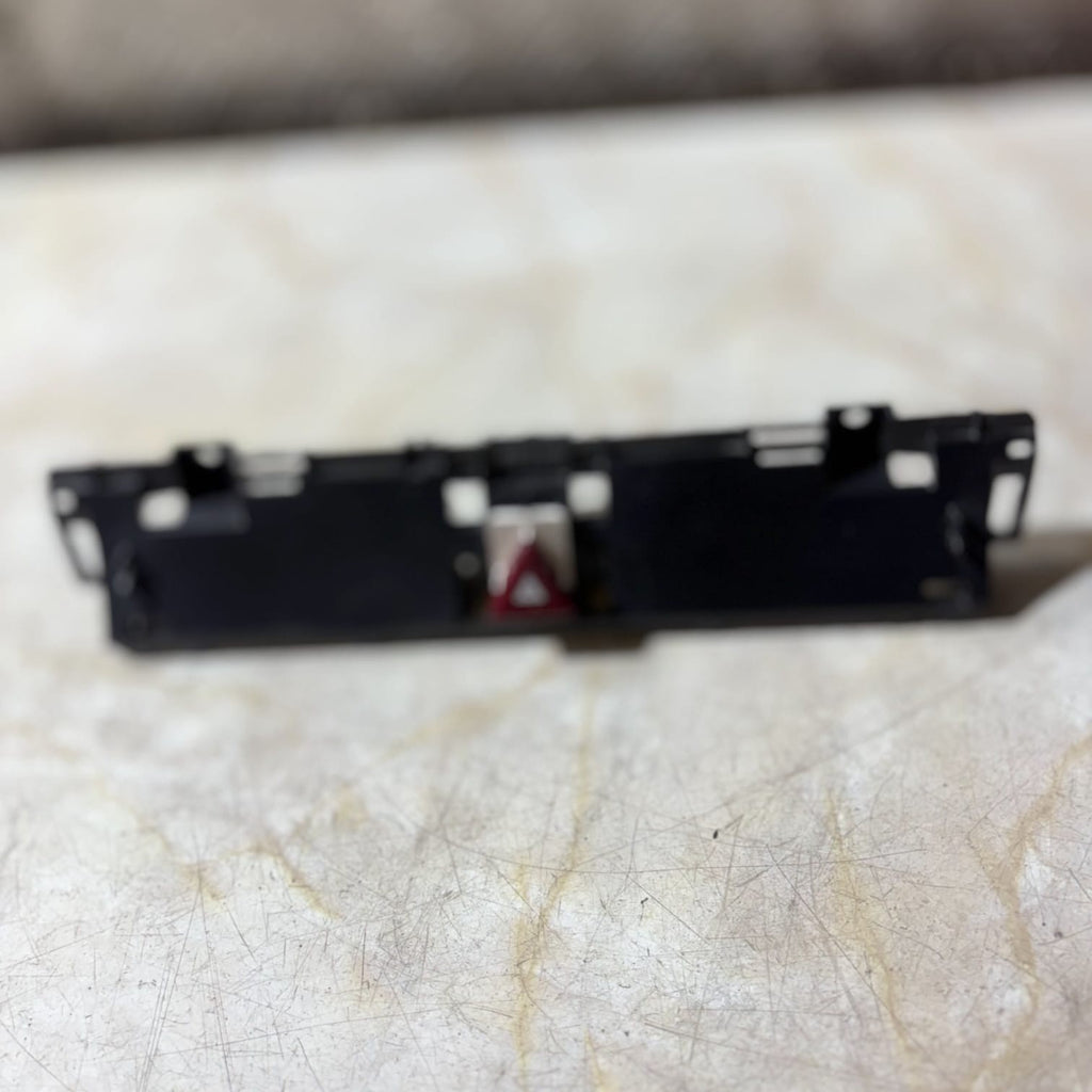 VW Passat Variant (3C5) 2.0 TDI 4motion Switch Hazard Indicator 05818-000 GENUI