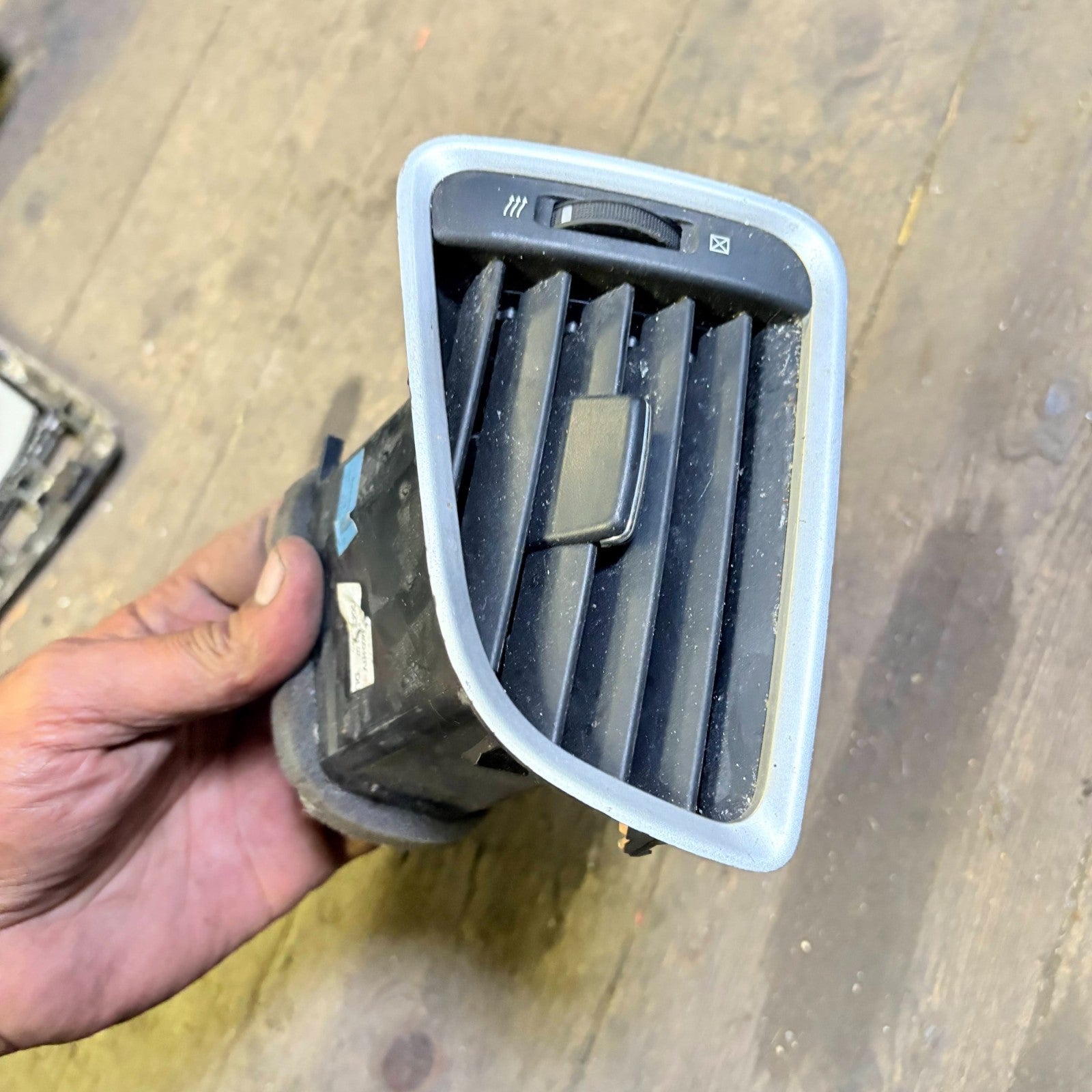 SUZUKI CROSS DASHBOARD AIR VENT FRONT LEFT PASSENGER SIDE MK2 2016 73640-61MO