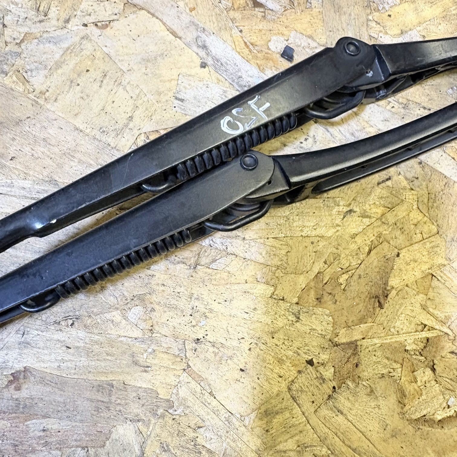 AUDI A4 MK4 FL FRONT WIPER ARMS X2 PAIR 8K2955407 8K2955408 2014 OSF/NSF