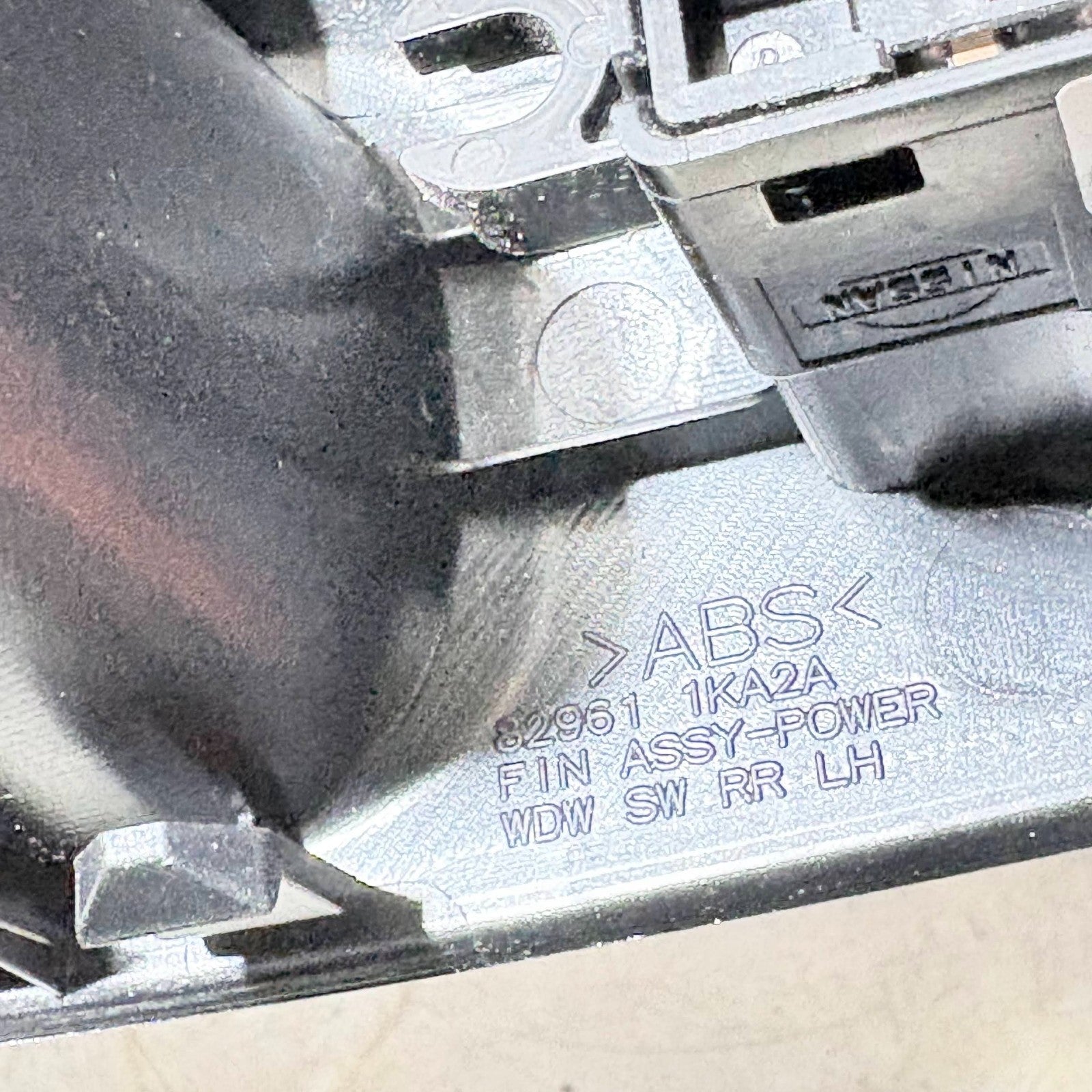 Nissan Juke F15 2010–2014 Front Right Driver Side Window Switch 82961-1KA2A