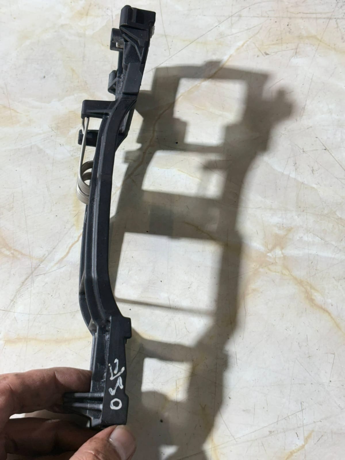 MERCEDES CLK 230K C208 W208 1997-2002 2DR LEFT EXTERIOR DOOR HANDLE CARRIER