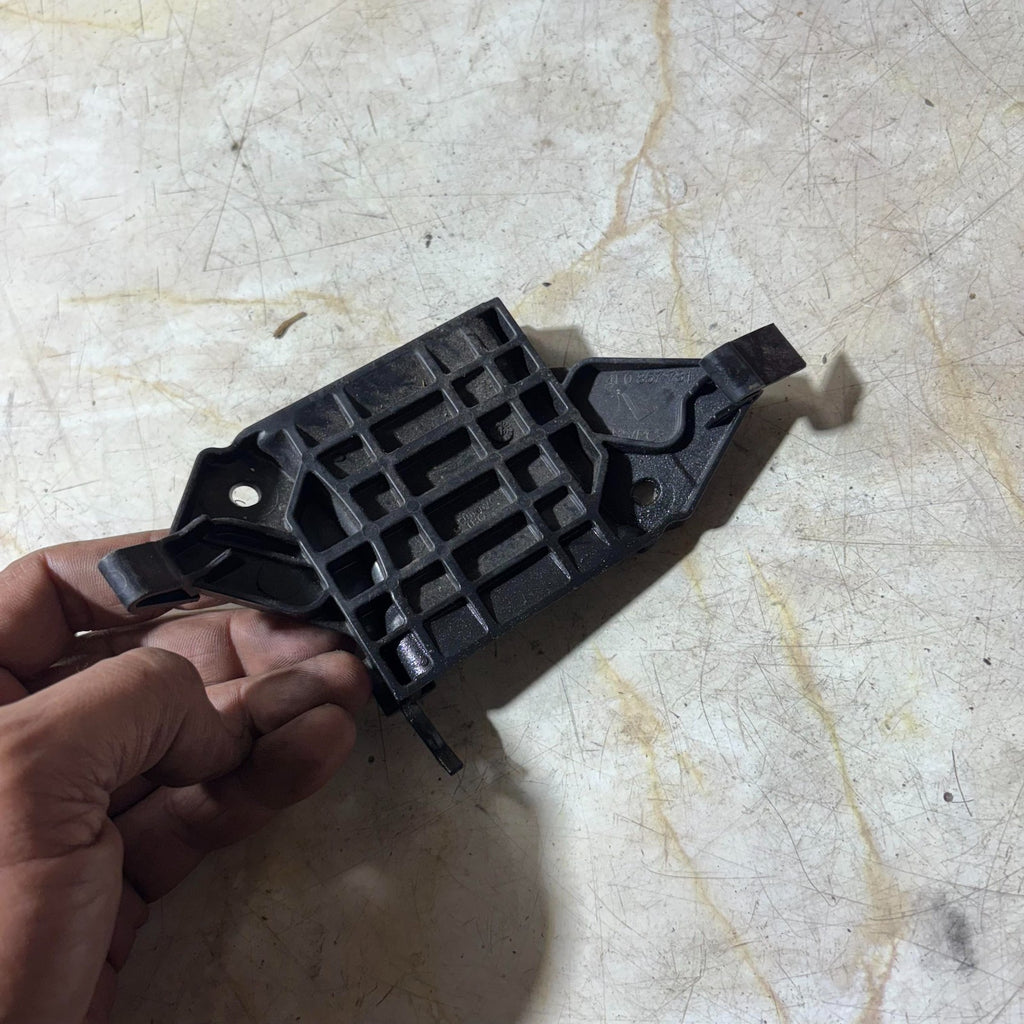 AUDI A6 C6 4F 04-11 FRONT PASSENGER LEFT N/S SEAT BELT GUIDE 4F0857781