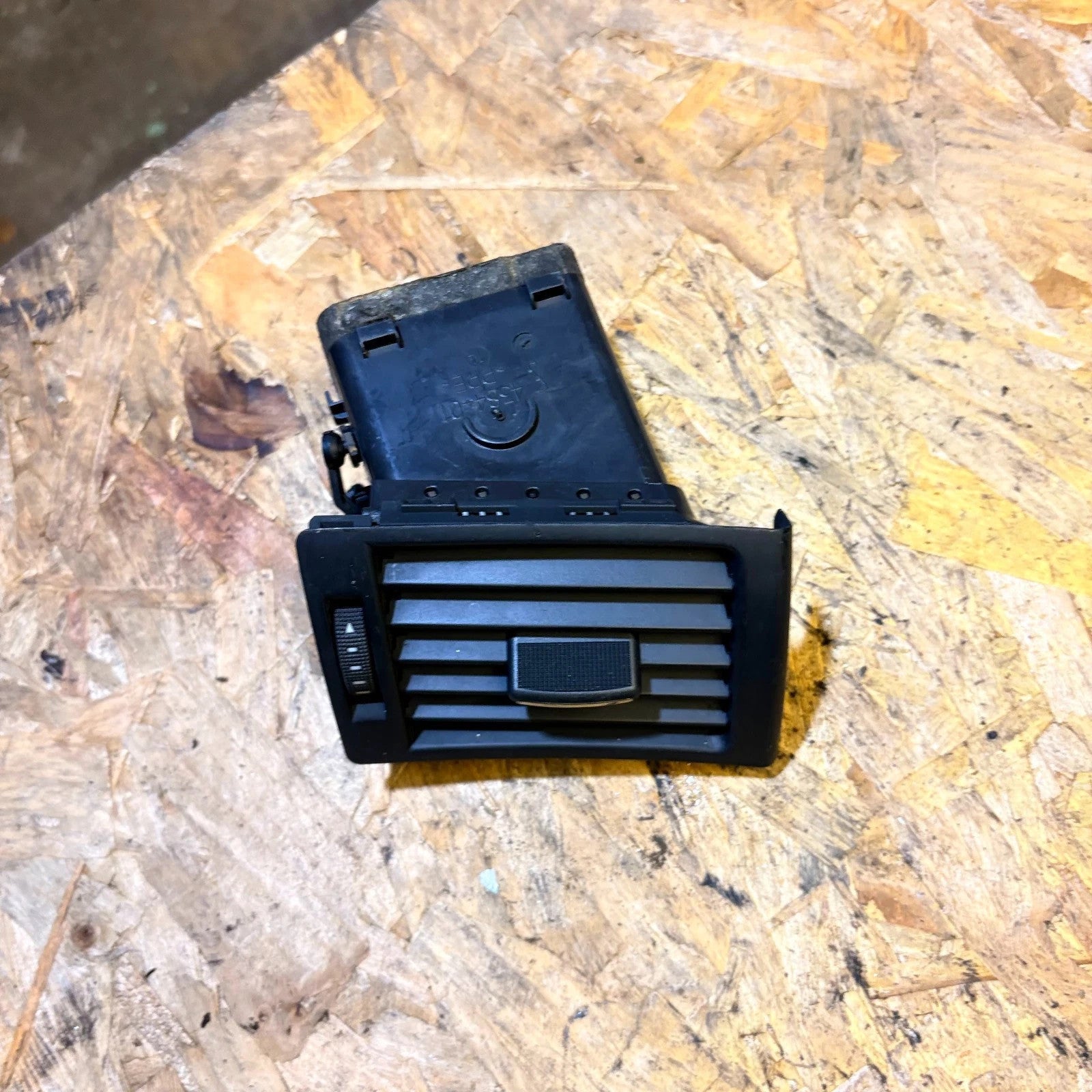 AUDI A4 01-08 DASHBOARD DRIVERS RIGHT SIDE HEATER AIR VENT 8E0820902F