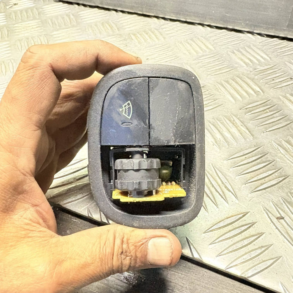HYUNDAI SANTA FÉ IV TM Switches 9360026700 2.0 Petrol/electricity 22683327 2006