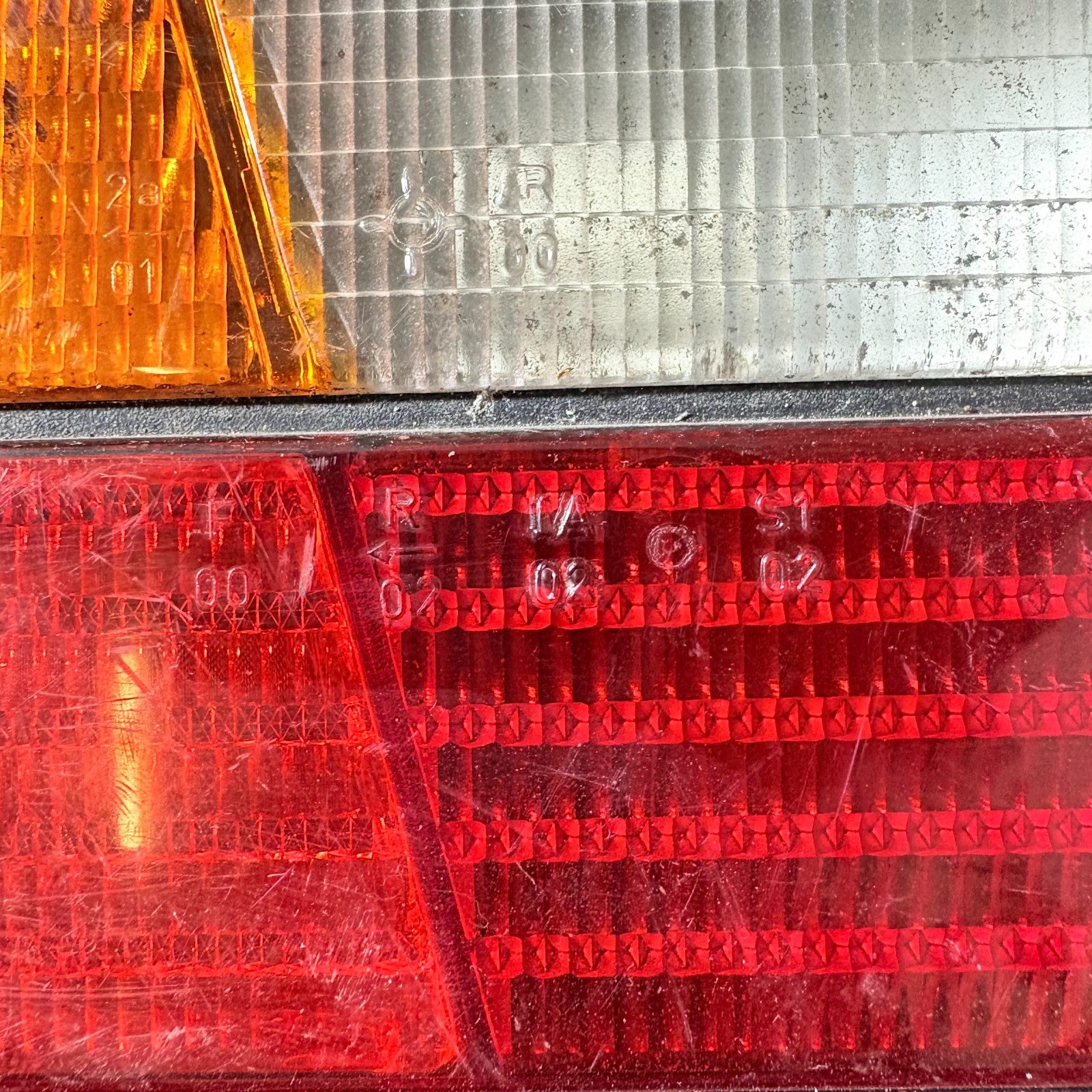 BMW E36 3 SERIES 4DR SALOON 1990-1998 RIGHT REAR TAIL LIGHT AMBER 63211387362