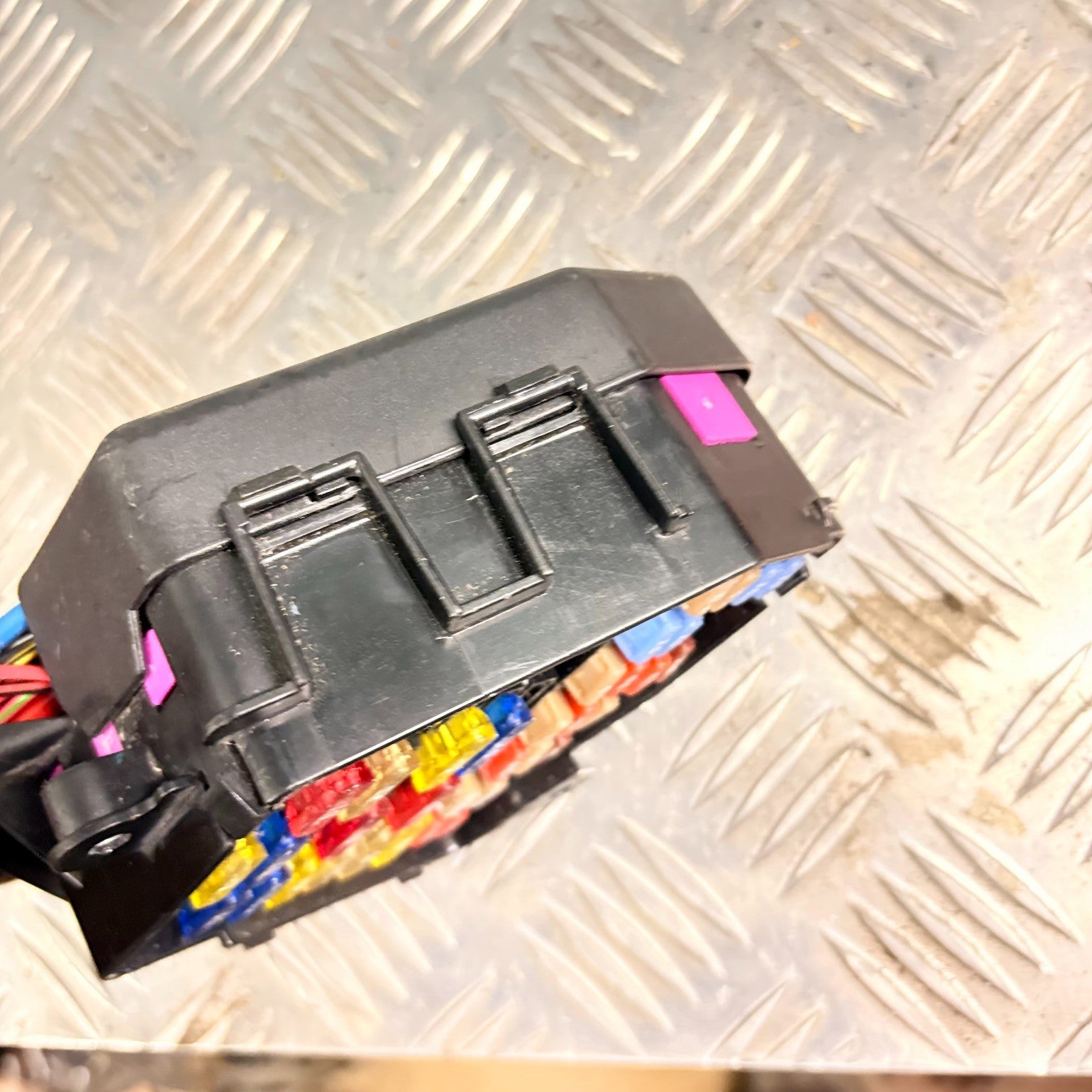 8D1941824 VW Beetle 1C 2006-2010 Engine Fuse Box