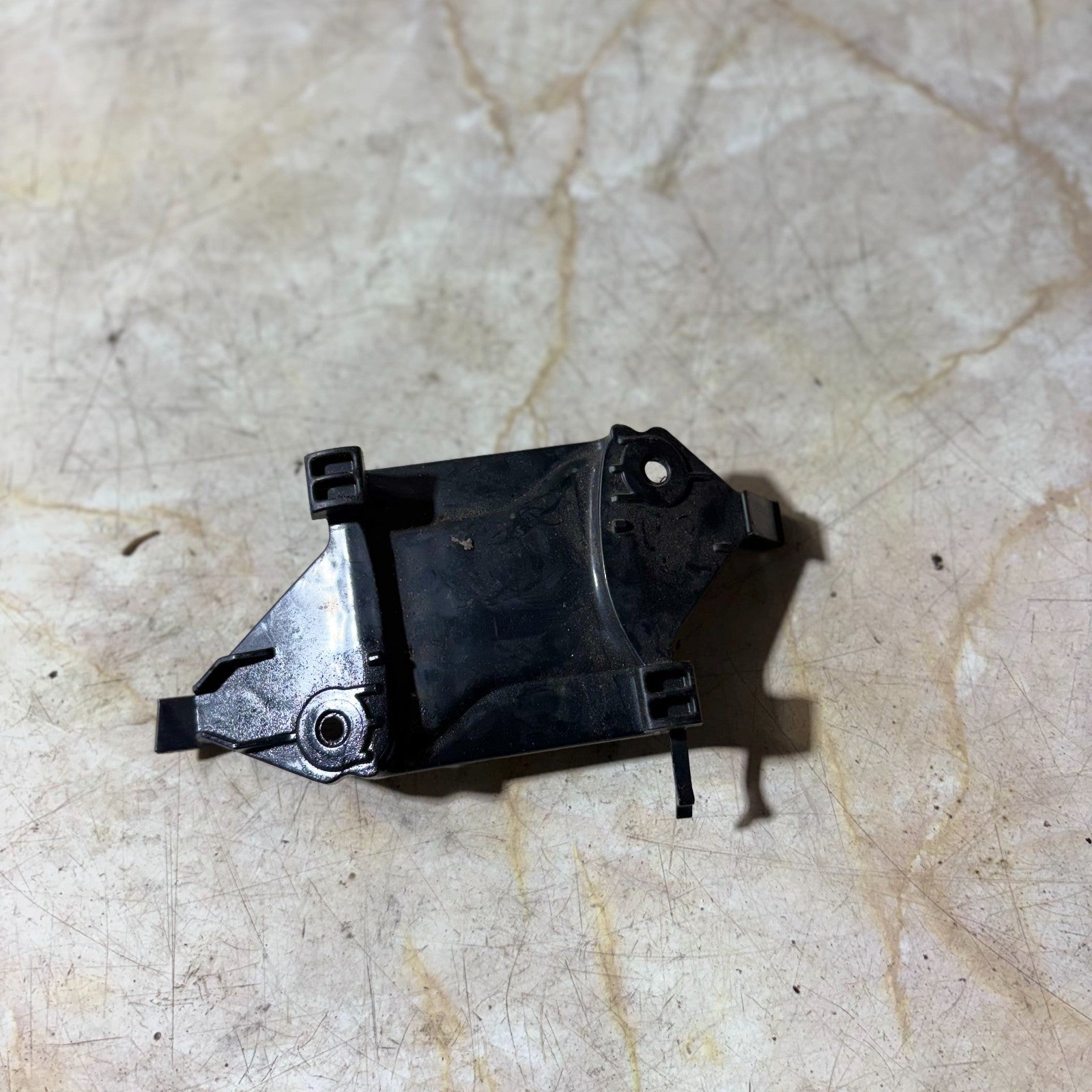 AUDI A6 C6 4F 04-11 FRONT PASSENGER LEFT N/S SEAT BELT GUIDE 4F0857781
