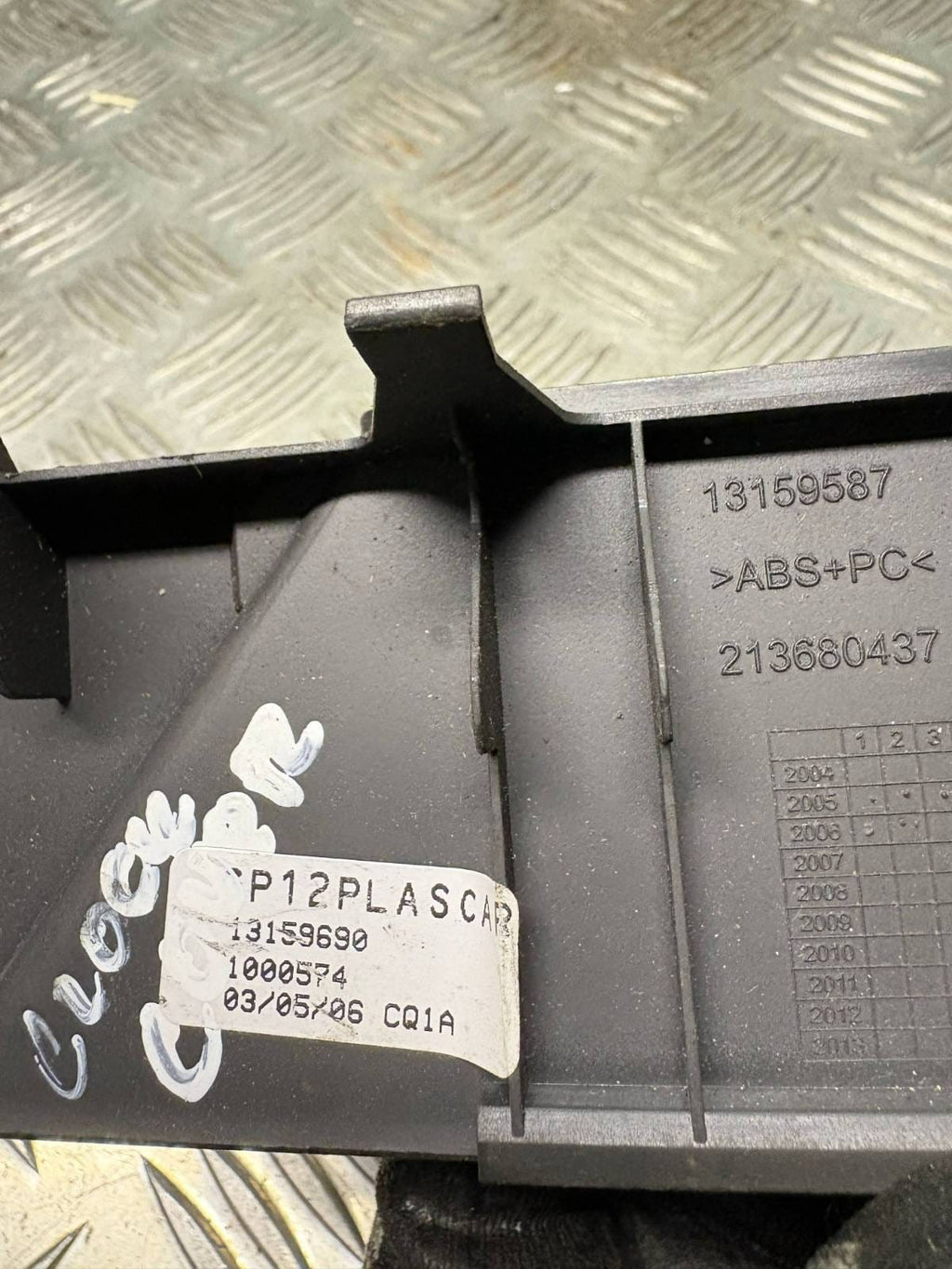 13159588 213680437 fuse module opel zafira b 2006