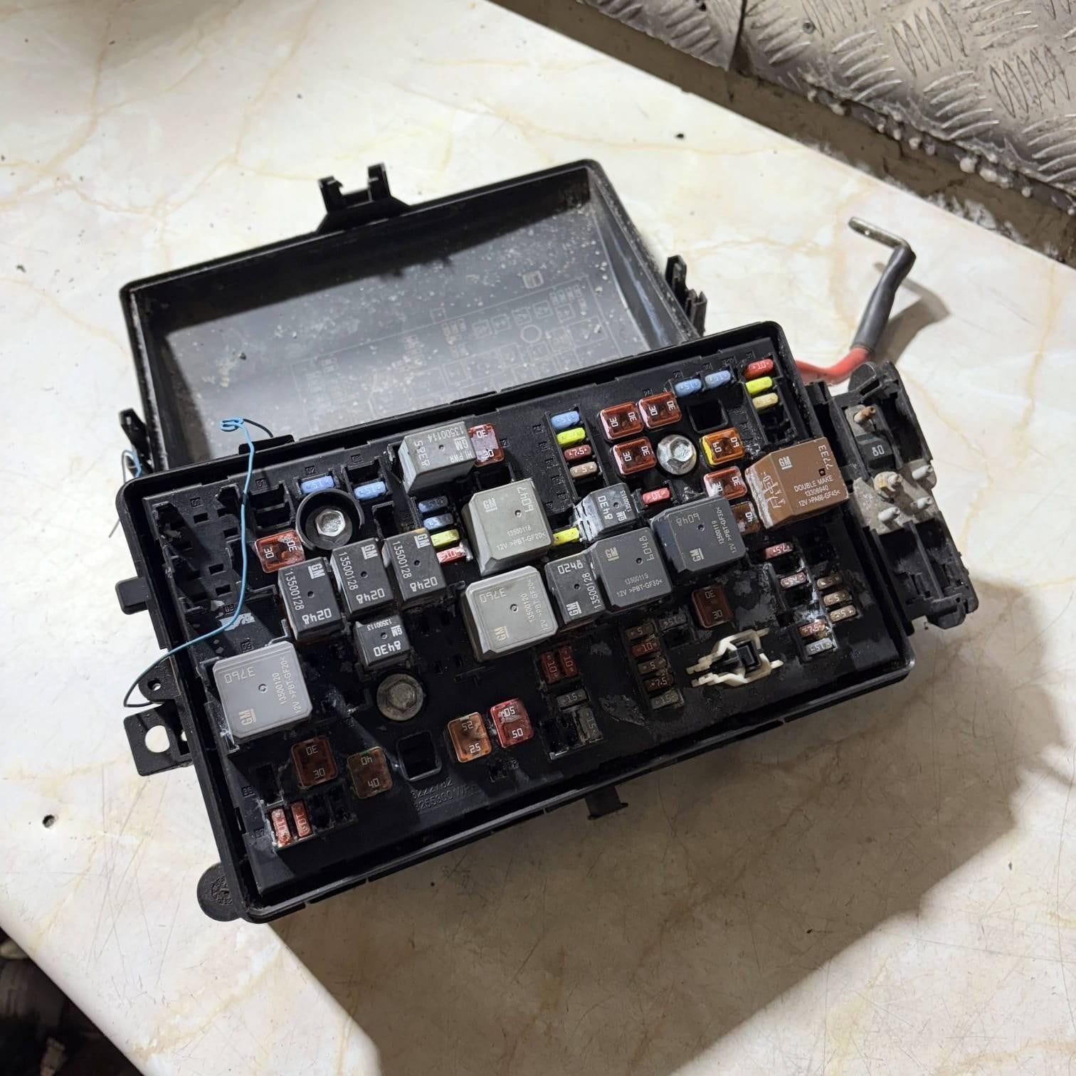 2016 VAUXHALL INSIGNIA 2.0 DIESEL ENGINE BAY FUSE BOX 13253551-02