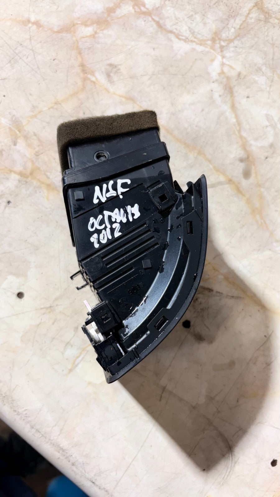 SKODA OCTAVIA MK2 2012 1Z PASSENGER SIDE FRONT HEATER AIR VENT