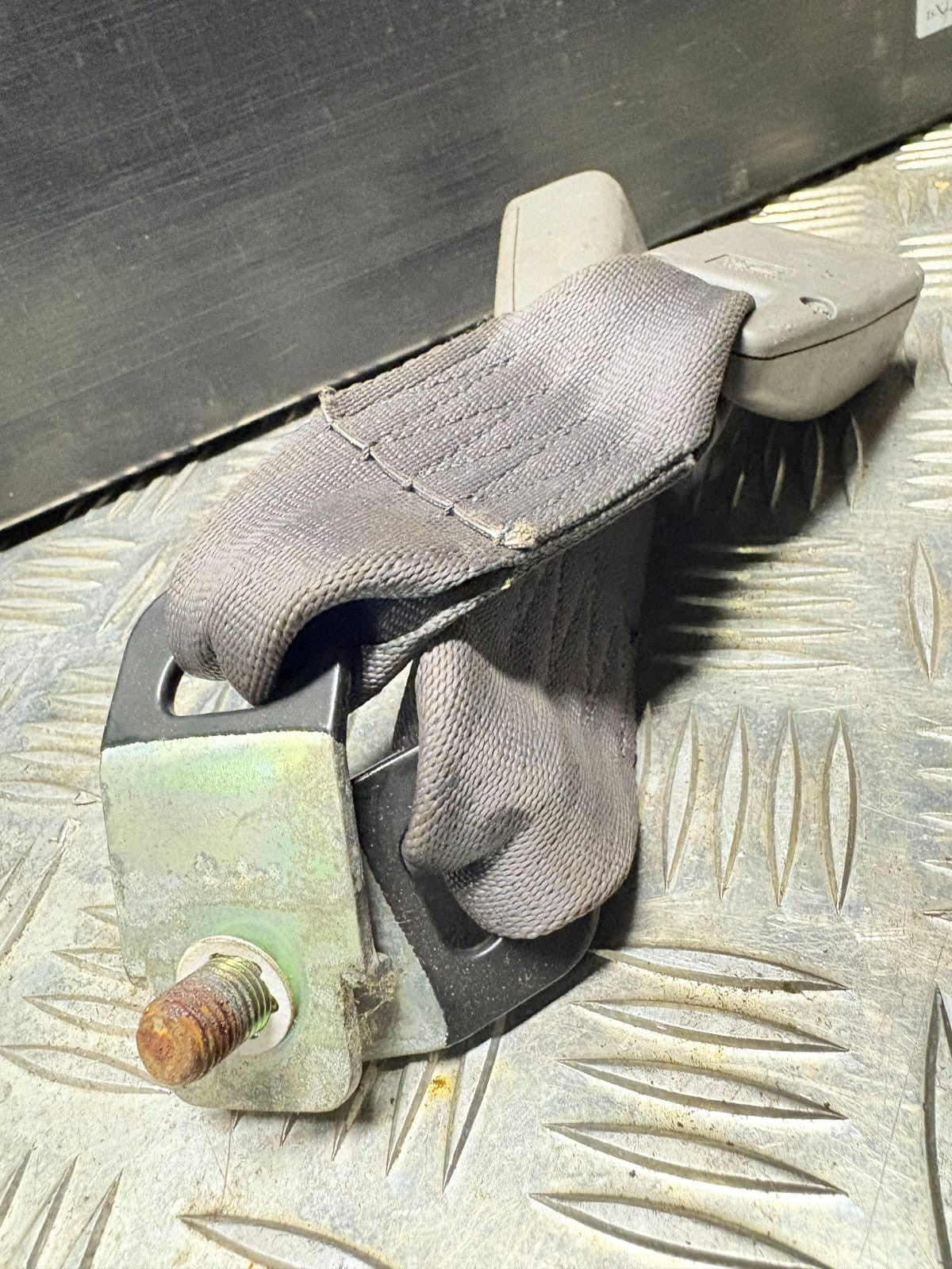 2001 SUBARU FORESTER SEAT BELT BUCKLE REAR CENTER 14 15 16 17 18