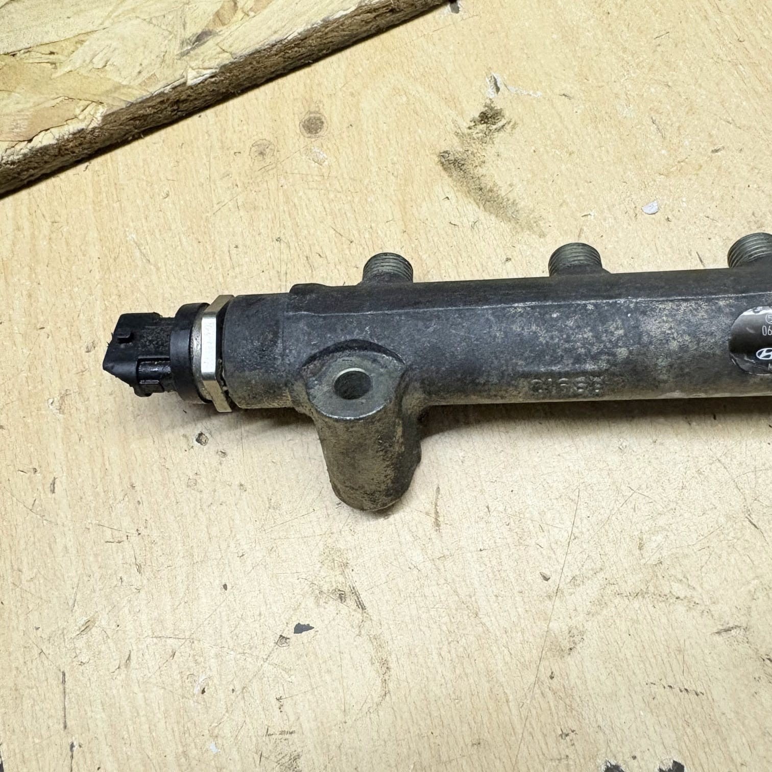 KIA CARENS 2008 2.0 CRDI 3140027410 0445214140 HIGH PRESSURE FUEL RAIL