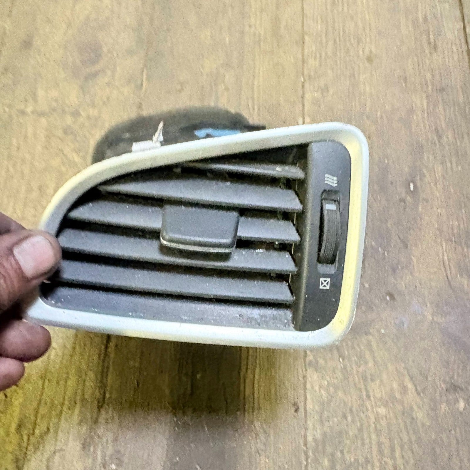 SUZUKI CROSS DASHBOARD AIR VENT FRONT LEFT PASSENGER SIDE MK2 2016 73640-61MO