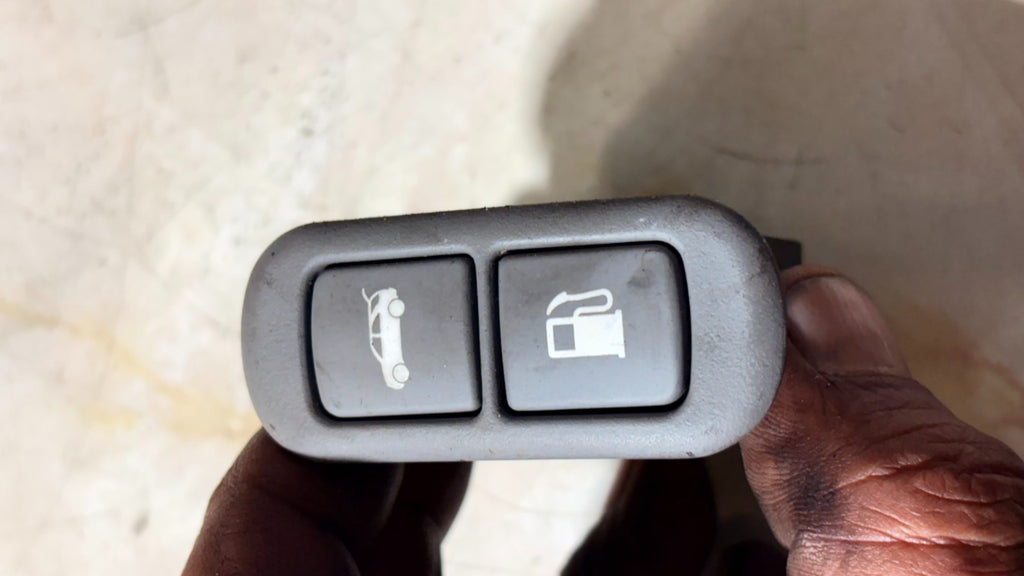 Kia Sorento Mk1 2002-2009 Tailgate Boot & Fuel Gas Flap Release Switch 935503E02