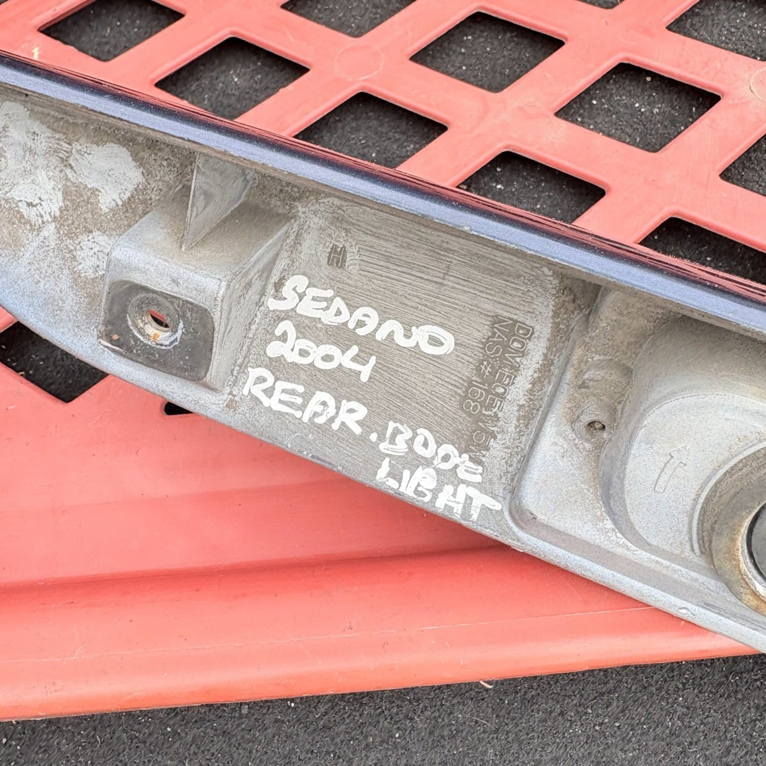 Kia Sedona 2002-2005 LOWER TAILGATE TRIM BONATTI GREY