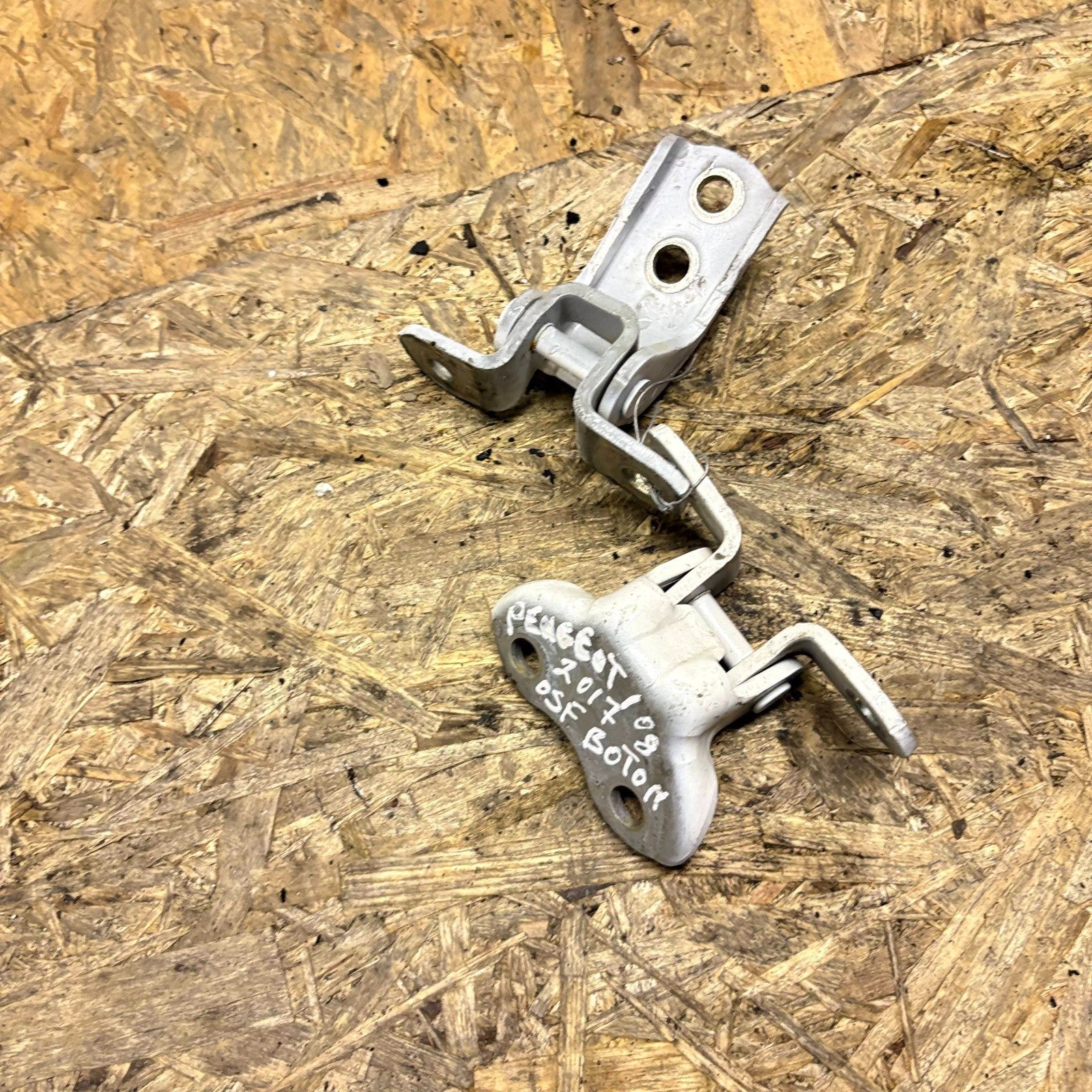 Peugeot 108 2014–2018 Front Right Driver Side Door Hinge Pair