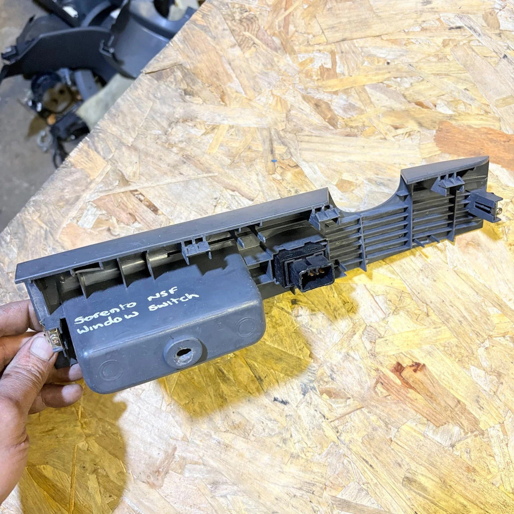 KIA SORENTO DOOR ELECTRIC WINDOW SWITCH LEFT FRONT N/S/F