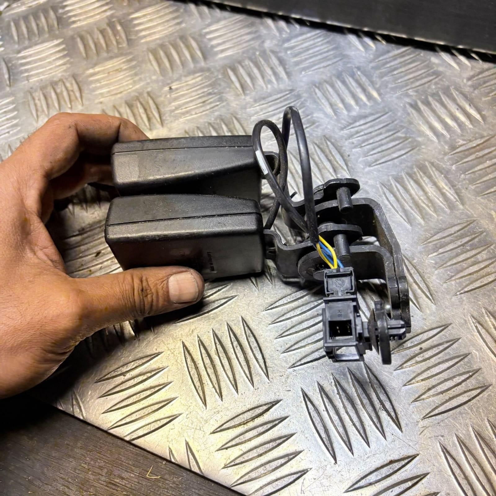 AUDI A3 S Line Nav Tfsi S-a Rear Seat Belt Stalk 8v0857739