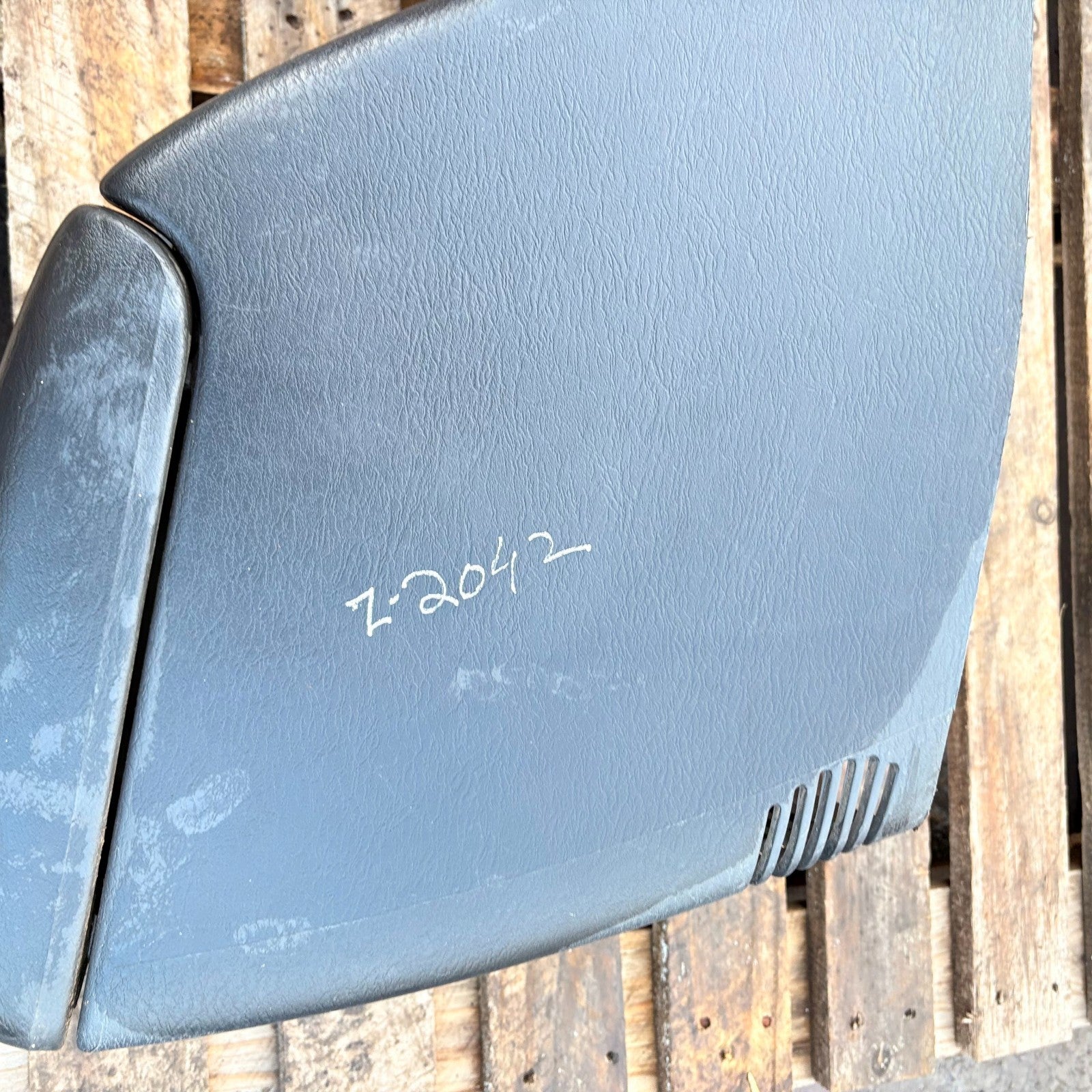 5GG05TRMA Jeep Cherokee KJ/Liberty 2002-2007 Auto Center Console Armrest