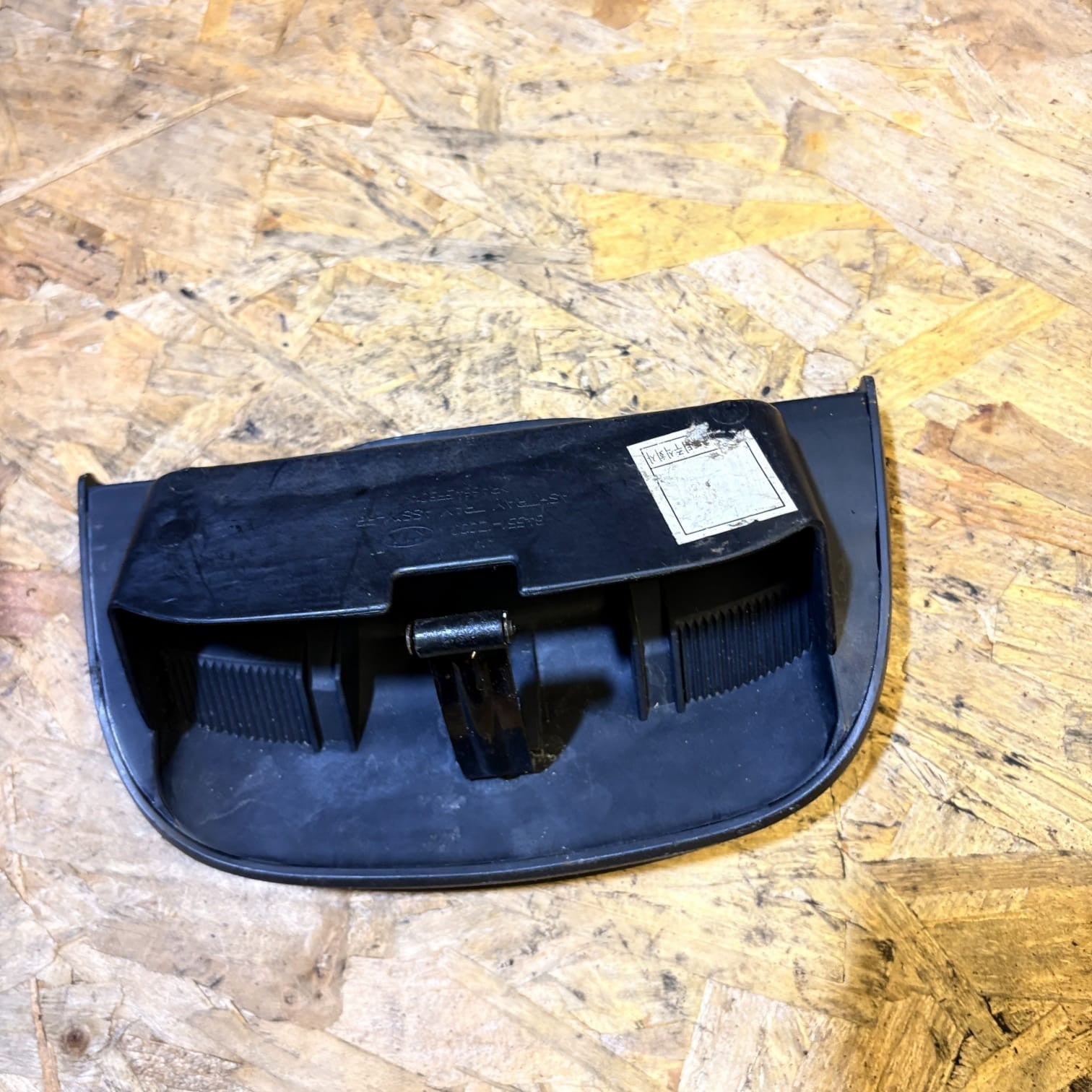 KIA CARENS UN 2006-2013 REAR CENTRE CONSOLE ASHTRAY TRAY ASSEMBLY 84551-1D000